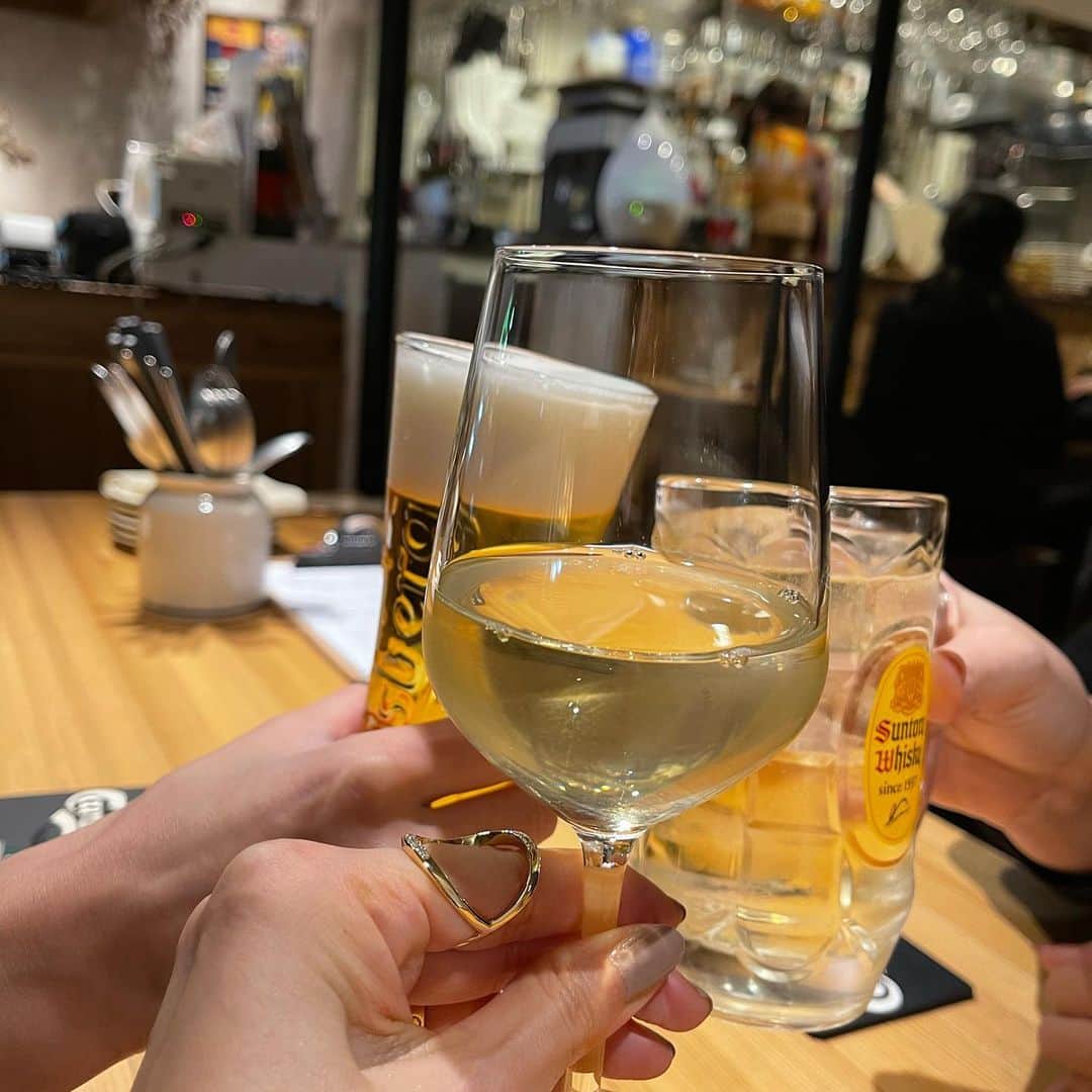 MAMIさんのインスタグラム写真 - (MAMIInstagram)「初上陸した横浜の街角は とっても楽しかったです❤️  美味しいワインとお食事で ちょっと遠くに引っ越した 友達とゆっくり飲んで パジャマパーティ。  癒されたー  #フォアグラ大好き #週末 #お泊まり女子会 #お泊まり熟女会 #夜更けまで」12月6日 19時51分 - mami_rcj