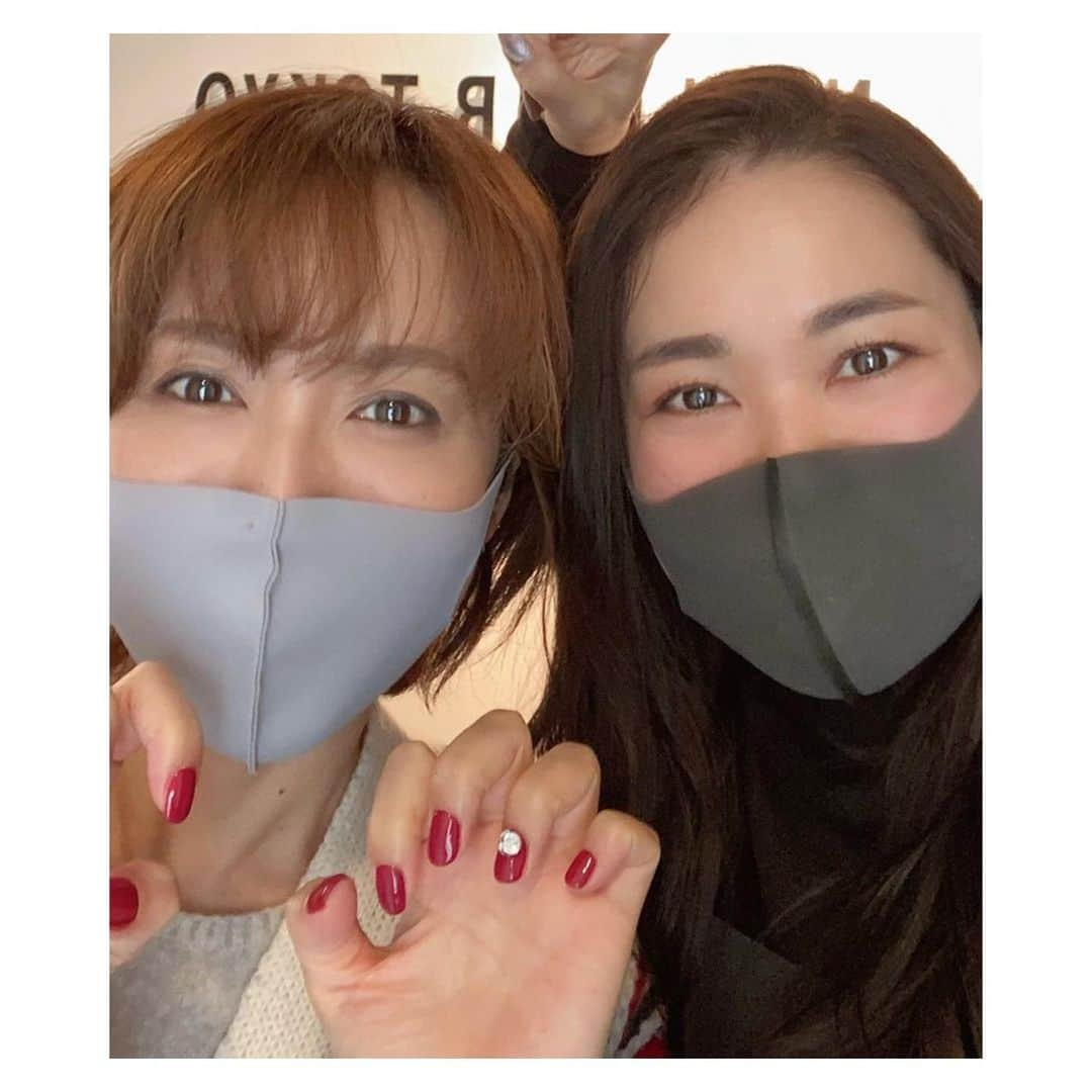 藤森香衣さんのインスタグラム写真 - (藤森香衣Instagram)「ネイル💅 ・ すごく良い色。 (2枚目の写真が、実際に近い)  今年の12月は、集まれないので 少しだけでも華やかにしたくて 仕事に影響ない範囲で💎✨  #ネイル #ネイルサロン #キラキラ #ハンドケア #爪 #12月ネイル」12月6日 19時51分 - kaefujimori