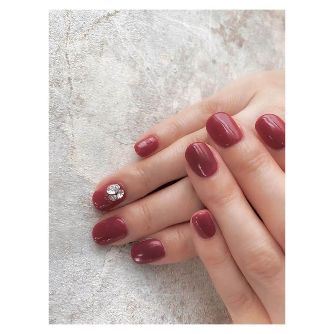 藤森香衣さんのインスタグラム写真 - (藤森香衣Instagram)「ネイル💅 ・ すごく良い色。 (2枚目の写真が、実際に近い)  今年の12月は、集まれないので 少しだけでも華やかにしたくて 仕事に影響ない範囲で💎✨  #ネイル #ネイルサロン #キラキラ #ハンドケア #爪 #12月ネイル」12月6日 19時51分 - kaefujimori