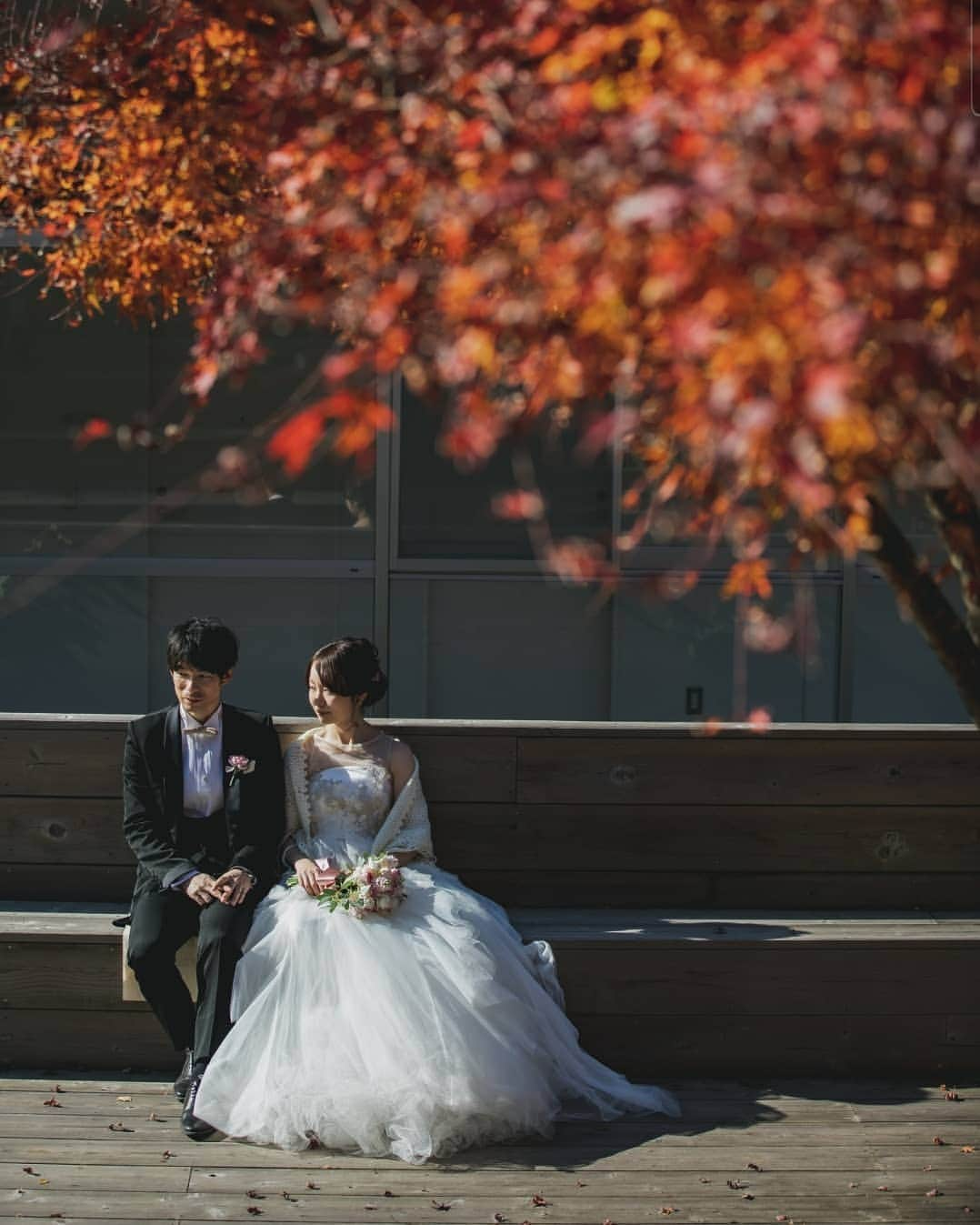 Cli'O mariageクリオマリアージュさんのインスタグラム写真 - (Cli'O mariageクリオマリアージュInstagram)「晴天秋晴れ、11月中旬最高のウエディングフォトトリップ🥀 . お天気も良く、ほんと良かったです、紅葉もすすきも見頃で最高ですね🍁 @lecoeul さんのブーケ💐が、いっそう写真を引き立たせていますね🕊️ . 凛とした空気感の冬が到来してきます、撮影用各種ケープ等のご用意もしておりますので、事前にフォト予約時お問い合わせ下さいね🕊️ . 宿泊のお部屋は、薪ストーブのあるお部屋にも泊まってみたいですよね🌿 . 既に複数の撮影を頂戴しております、随時受付しておりますので、先の御予約もお部屋のリザベーションもございますから、計画的なプランをおすすめしています🥀 . 旅と建築と… 自然と食事… お気に入りの写真と… コーヒー☕ .　　　　　　　　 思い出を紡ぐ… . 春夏秋冬 . 余韻の残るフォトウエディングの旅 お気に入りの宿… . 🕊️Wedding Photo Trip🕊️ Hakone Retreat × Cli'O mariage 自然アートを切り取ったような宿泊コラボレーションウエディングフォト🌿 . 人気の施設、素敵なクリエーター達ですから、撮影日や宿泊の日程タイミング合わせは、なるべくお早めをお薦め致します🌿 . ★ホームページが完成★ https://www.cliomariage.com/weddingphototrip/ 箱根リトリートとの宿泊コラボレーションフォトスタートです🕊️ . 【Wedding photo trip 】 hakone retreat×Cli'O mariage @hakone.retreat  @cliomariage お問い合わせは、クリオマリアージュが担当しております🕊️ . クリオマリアージュのLINE等でお気軽にお問い合わせ下さいね✨ . 都会の喧騒を離れ、都心からもっとも近い自然の癒しと北欧を感じる箱根リトリートに宿泊し、施設内や仙石原でマイナスイオンたっぷりのフォトウエディングと旅を楽しむのは、お二人にとって思い出深きものになります🕊️ . 拘りのドレスやタキシード、印象的な写真は勿論、ご家族ご親族と一緒に宿泊して大切な思い出に🌿 大切な家族だからこそ、穏やかな場所と時間で結婚を祝いたい、親族のお披露目をしたい、施設内の料亭（俵石）やフレンチレストラン（WOODSIDE dining）でも皆様でお食事も、家族の為のウエディングケーキもオーダー可能です🍃 . 勿論お二人で思い出深いフォトウエディング、更にどのお部屋にするか選ぶのも楽しみです、北欧家具に囲まれた広いお部屋に、薪ストーブのあるお部屋に、森の中の露天風呂付コテージにと、二人で決めてゆくのも楽しいひと時です🕊️ . 記念日ごと、家族の祝いの日にまた訪れたい場所とクリオマリアージュがコラボレーション、素敵なフォトウエディングのために 【Wedding photo trip】 hakone retreat×Cli'O mariage 箱根リトリート×クリオマリアージュがスタート🌿 . 結婚式はしないと決めている方、結婚式の延期や中止されたカップルや、両親に感謝の気持ちを伝えるためのアルバムが欲しい、前撮り後撮りも思い出深いものにしたい、ご家族や親族と一緒に楽しみたい、親しい友人とも思い出にしたい、そんなお二人にぜひおすすめしたいフォトウエディングの旅🕊️ 詳細は専用ホームページをご覧くださいませ。 https://www.cliomariage.com/weddingphototrip/  . ★リアルなクリオマリアージュブライズをご紹介しております⏬  @cliomariage_brides ★パーティーや花嫁アクセサリーのご購入検討中の方はこちらをご覧ください⏬ @cliomariage.shop . The request of photo wedding is also possible. Please make an appointment. ↓↓↓ ☏+81-3-3770-9722 ✉info@cliomariage.com 1-16-16-5F Dogenzaka,Sibuya,Tokyo #cliomariage #photowedding #クリオマリアージュ #フォトウエディング #ウエディングフォト #ウエディングドレス #ドレス試着 #結婚準備 #ドレス探し  #結婚式はしない #前撮り #後撮り #リゾート婚 #アウトドアウエディング #プレ花嫁 #卒花嫁  #高身長花嫁 #家族婚  #2020冬婚　#2021春婚　#婚約 #ドレス迷子 #結婚式延期 #箱根リトリート #箱根旅 #weddingdress #結婚しました」12月6日 19時44分 - cliomariage