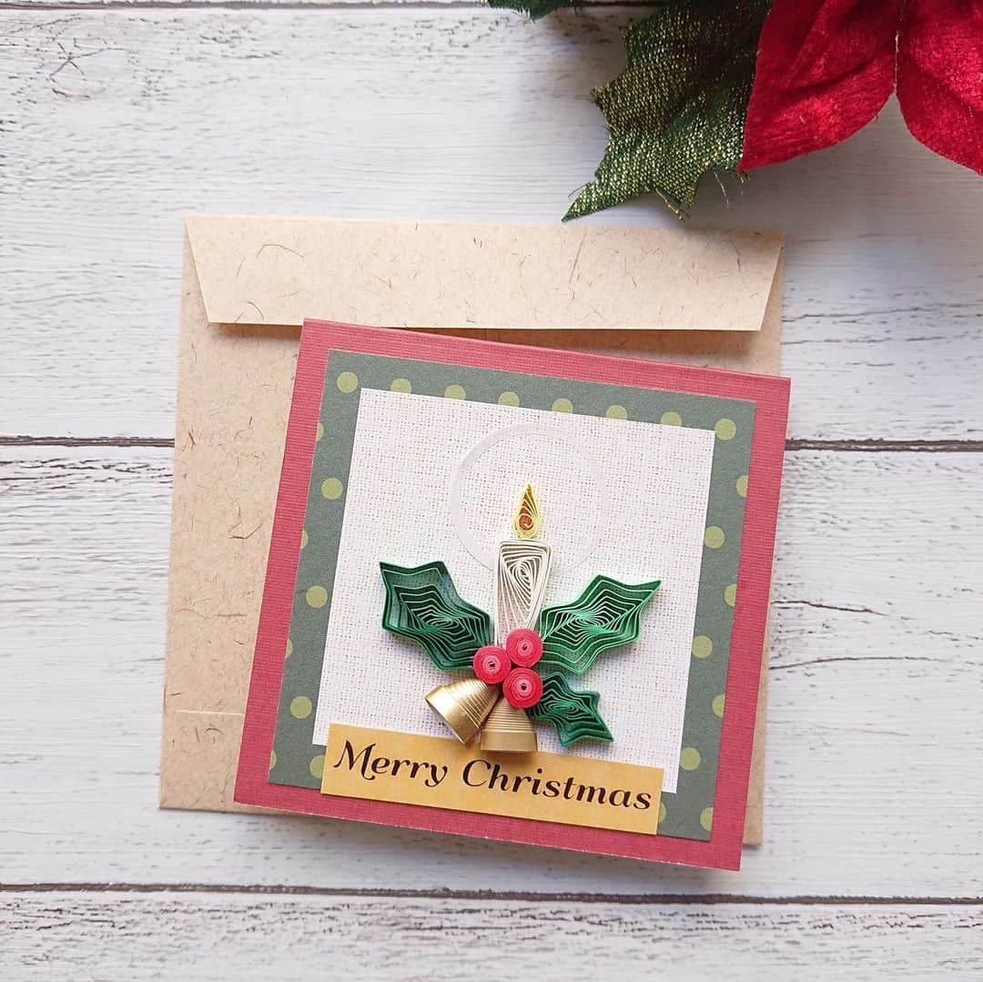minneさんのインスタグラム写真 - (minneInstagram)「【クリスマス準備⑥】とっておきのクリスマスカード ⠀ クリスマスの贈り物に、とっておきのカードを添えて気持ちを伝えてみませんか？刺繍で装飾したカードや飾って楽しめるカードなど、贈りたくなるカードを集めました。 ⠀ ＊ーーーーー⠀ ⠀ 「minne holiday クリスマス・お正月特集 2020-2021」特設ページ公開中！⠀ https://minne.com/feature/xmas⠀ ⠀ ＊ーーーーー⠀  スラックリーカード　サンタクロース/murmurさん（ @murmur.card ） https://minne.com/items/6787040  紙刺繍のクリスマカード/まぁるさん（ @embroidery.mar ） https://minne.com/items/25260351  クリスマスカード＊クリスマスキャンドル/櫻井あかねさん（ @kinoa2013 ） https://minne.com/items/20583414  焼きたてパンのクリスマスカード/とりごえ雑貨店さん https://minne.com/items/16384719  CHRISTMAS CARD - NOEL PEACOCK 2PC SET/tomoさん（ @laviolaluna ） https://minne.com/items/19726212  開いて飾れるポップアップクリスマスカード/papermoon121 さん https://minne.com/items/16273510  小さなおうちの ポップアップカード/mini.pop-up さん（ @mini.popup ） https://minne.com/items/25567753  #minne #ミンネ #ハンドメイド #handmade #プレゼント #ギフト #ハンドメイド作品 #手作り #クリスマスカード #ポップアップカード #刺繍」12月6日 19時45分 - minne_official
