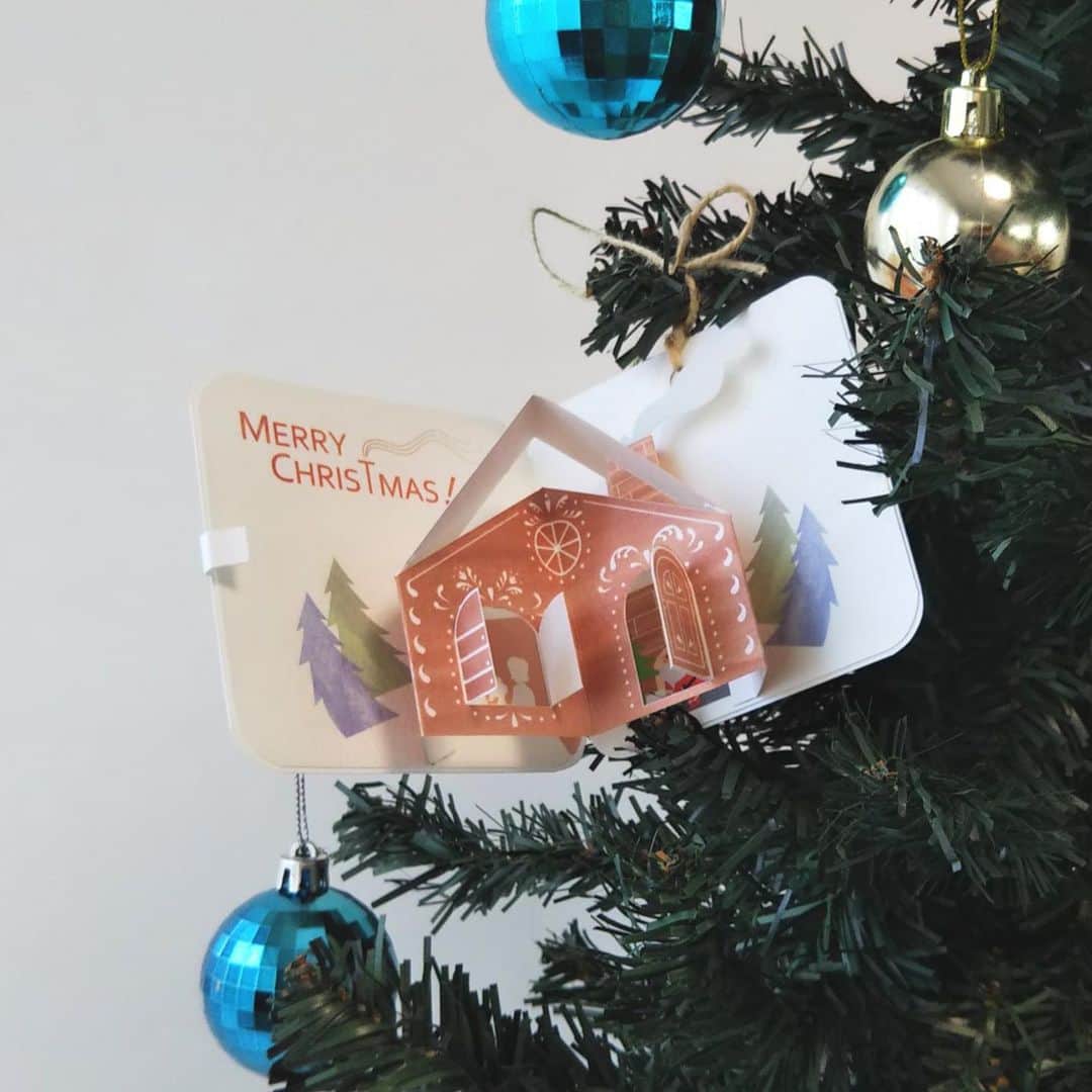 minneさんのインスタグラム写真 - (minneInstagram)「【クリスマス準備⑥】とっておきのクリスマスカード ⠀ クリスマスの贈り物に、とっておきのカードを添えて気持ちを伝えてみませんか？刺繍で装飾したカードや飾って楽しめるカードなど、贈りたくなるカードを集めました。 ⠀ ＊ーーーーー⠀ ⠀ 「minne holiday クリスマス・お正月特集 2020-2021」特設ページ公開中！⠀ https://minne.com/feature/xmas⠀ ⠀ ＊ーーーーー⠀  スラックリーカード　サンタクロース/murmurさん（ @murmur.card ） https://minne.com/items/6787040  紙刺繍のクリスマカード/まぁるさん（ @embroidery.mar ） https://minne.com/items/25260351  クリスマスカード＊クリスマスキャンドル/櫻井あかねさん（ @kinoa2013 ） https://minne.com/items/20583414  焼きたてパンのクリスマスカード/とりごえ雑貨店さん https://minne.com/items/16384719  CHRISTMAS CARD - NOEL PEACOCK 2PC SET/tomoさん（ @laviolaluna ） https://minne.com/items/19726212  開いて飾れるポップアップクリスマスカード/papermoon121 さん https://minne.com/items/16273510  小さなおうちの ポップアップカード/mini.pop-up さん（ @mini.popup ） https://minne.com/items/25567753  #minne #ミンネ #ハンドメイド #handmade #プレゼント #ギフト #ハンドメイド作品 #手作り #クリスマスカード #ポップアップカード #刺繍」12月6日 19時45分 - minne_official