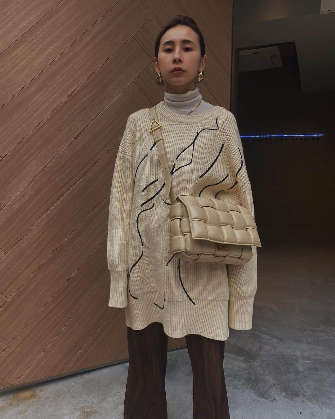 黒石奈央子さんのインスタグラム写真 - (黒石奈央子Instagram)「大阪出張コーデ  nude like knit ¥15000 12/15  ヌード刺繍ニット🧶nudeartをシルエットに描いたニットです これは速攻オーダーした❤️  @ameri_shinjuku @amerivintage @ameri_daikanyama @ameri.shinsaibashi #ameri#amerivintage #fashion #vintagefashion #coordinate#ootd#outfit#osanposnap #705_outfit #大人ファッション #大人コーディネート #大人スタイル #modestyle #modefashion#modecasual」12月6日 19時46分 - blackstone705