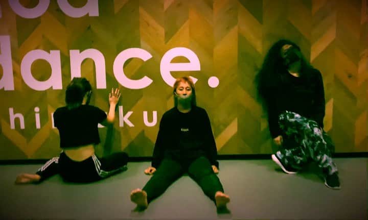 のインスタグラム：「@noadance_shinjuku   ♪music♪ #椎名林檎　#罪と罰　@417rs   🕸dancer🕸 @natsuki_dayoo @chizuru_lion   この曲に隠された叫びみたいな思いが、今なら少し分かる気がする。誰に認められたいですか？  #jazzfunk #choreographer #avecoo #dance #tokyo #japan #noa」