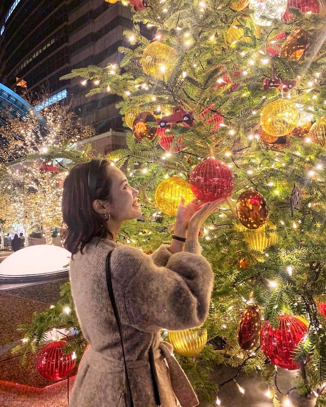 のインスタグラム：「𝐷𝑒𝑐𝑒𝑚𝑏𝑒𝑟  あっという間に X'masシーズン〜〜,  .  う　き　う　き,  . 〜  Long Knit @etretokyo   Katyusha> @zara  　 Piaces> @emu.accessories   Watch> @gucci   Bag> @rosebud_official_   〜 #うじちゃんコーデ𓆫 #151cmコーデ #低身長コーデ #おちびコーデ #低身長女子  #sサイズコーデ #おちびの輪 #おちびさんと繋がりたい #低身長さんと繋がりたい #イルミネーション2020 #恵比寿ガーデンプレイス #東京イルミネーション #イルミネーションデート #クリスマスツリー #ミディアムヘアアレンジ #カチューシャコーデ #ロングニットカーディガン #etretokyo  #rosebud #emu #zara」