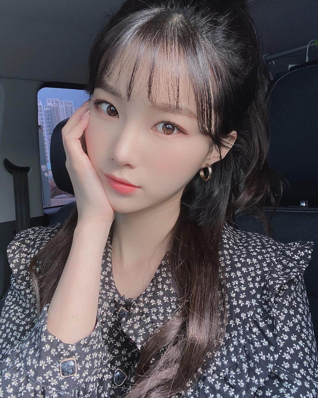 ユン・ダヨンのインスタグラム：「여러분 저 머리 붙혔어요 !!🖤 #살롱조인 #붙임머리 #청담붙임머리」