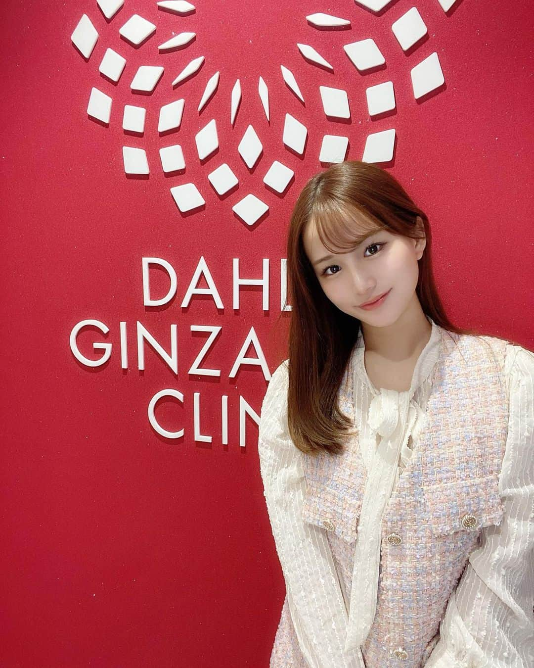 嬉野ゆみさんのインスタグラム写真 - (嬉野ゆみInstagram)「* * * ちょっと今日はゆる日常投稿🥰 * * スーパーにてお鍋の買い出しに来たときの😉💗 * * ストーリーにもあげたカニ鍋🦀とっても美味しかった♫ カニは楽天で買ったよ @kouragumi  *  * 最近、ダリアクリニックで サーマクールを受けてきました @dahliagsc  300ショットと沢山打ってもらって、痛かったけど、その分顔が引き上がった感じがしてる☺️✨ * * 看護師さんが優しくて丁寧なのが、すごくよかったです💗 * * * 寒いから体調には気をつけてね✨✨😉 わたしも🤣 * * * #肩出し #肩出しコーデ  #美容 #ダリア銀座スキンクリニック #ダリア銀座 #ダリア美肌 #スキンケア #美容皮膚科 #サーマクール #小顔 #サーマクールFLX」12月6日 20時00分 - ureshino_chan