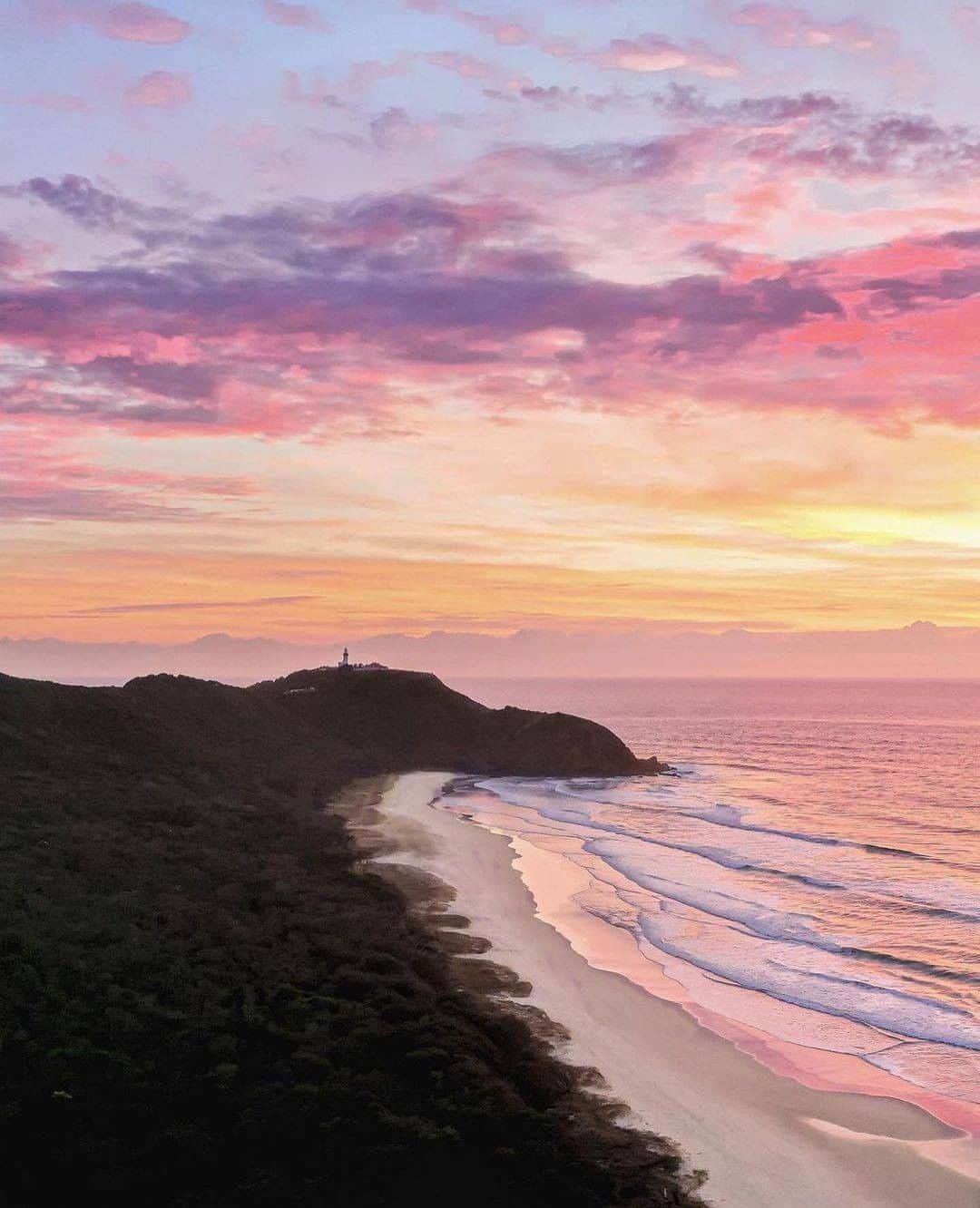 Discover Earthさんのインスタグラム写真 - (Discover EarthInstagram)「Byron Bay is a world where surf culture, spiritual retreats and boat-to-table dining combine in an environment rich with subtropical weather, diverse wildlife and unreal coastal views.   Top 3 things to do in Byron Bay :  Discover Bryon Bay’s striking natural wonders as you trek along the nearly 4km (2mi) Cape Byron walking track, which leads you around the area’s rich and diverse topography, from rainforests to sea cliffs, as well as the cape’s famous lighthouse.   2.5km (1.5mi) outside Cape Byron you’ll find Julian Rocks Marine Reserve (traditionally referred to as Nguthungulli), one of Australia’s top dive sites. Julian Rocks comprises two ancient rock islets surrounded by peaceful, cerulean waters home to more than 1,000 marine species.   The Crystal Castle and Shambhala Gardens is an excellent place to go on a spiritual adventure. Wander the peaceful botanical gardens peppered with some of the world’s largest and most impressive crystals, including the smoky quartz geodes, and don’t miss the Buddha Walk and Labyrinth.  Or you can always just go enjoy the beach !  #discoveraustralia🇦🇺 with @saxonkent  . . . . .   #seeaustralia  #australiagram  #queensland  #exploreaustralia  #ig_australia  #australia ​#goldcoast ​#newsouthwales ​#nsw ​#byronbay ​#byron  #ballina  #adventure  #surfing  #yoga  #sun  #boho  #beachlife  #sunset  #holiday  #photography  #wanderlust  #lighthouse  #byronbaylife  #surf」12月6日 20時00分 - discoverearth