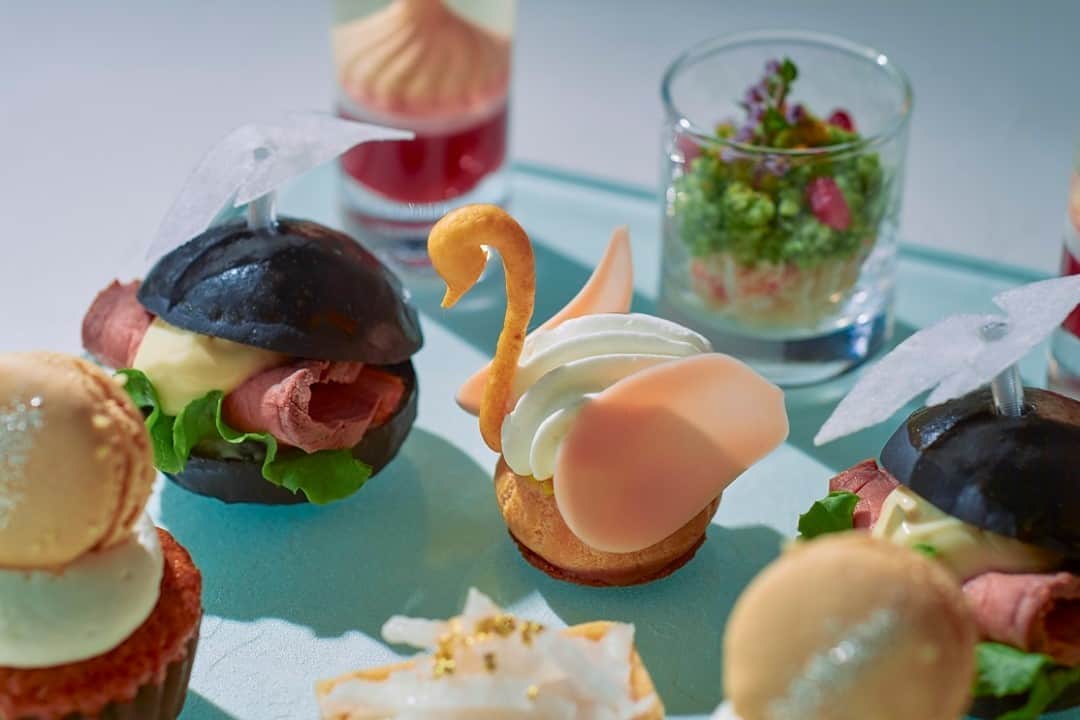 Conrad Tokyoのインスタグラム：「細部までこだわりぬいた白鳥をモチーフとした「スワンレイク・アフタヌーンティー」はすでにご体験いただけましたか？こちらの期間限定アフタヌーンティーは1月7日までとなっております。インスタ映えする可愛らしいデザインもお楽しみください。  Have you experienced our "Swan Lake Afternoon Tea" with its swan motif? Enjoy the cute design as well as the taste of this refined set of sweets and savouries.  Share your own images with us by tagging @conrad_tokyo ————————————————————— #コンラッド東京 #コンラッド #ホテル #汐留 #東京 #新橋 #銀座 #港区  #ホテルステイ #ステイケーション #GoToキャンペーン #アフタヌーンティー #ホテルラウンジ #ConradTokyo #StayInspired #Shiodome #Shinbashi #staycation #gototravel #afternoontea #hotellounge」