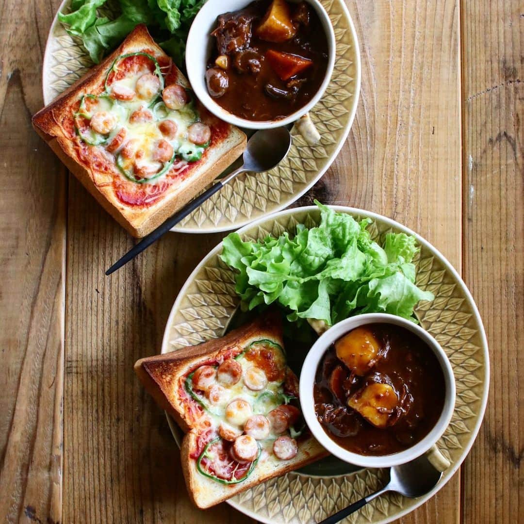 Atsukoのインスタグラム：「今日の朝ごはん ・ ・ ピザトースト ビーフシチュー ・ セントルのパンが冷凍庫にあったのでそれを使いピザトースト。 セントルのパン、大好きなんだけど今度から冷凍する時ピザトーストにしてから冷凍しようと思いました。笑 クロックムッシュも好きだけど、ピザトーストも捨てがたい。 やはり糖質はうまいなー😂😂」