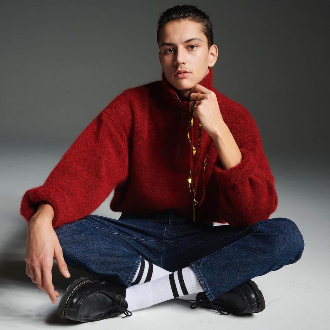 アメリカンビンテージのインスタグラム：「La liste de Noël #5 🎁 Dites bonjour à notre pull “Zabidoo” rouge vif.  Avec un jean et des boots, votre look du 25 décembre est tout trouvé ❤️  . #amvfestiveseason  #americanvintage ____ Xmas wishlist #5 🎁 Say hello to our red “Zabidoo” jumper.  Pair it with jeans and boots and your December 25 look is sorted ❤️ . #amvfestiveseason  #americanvintage」