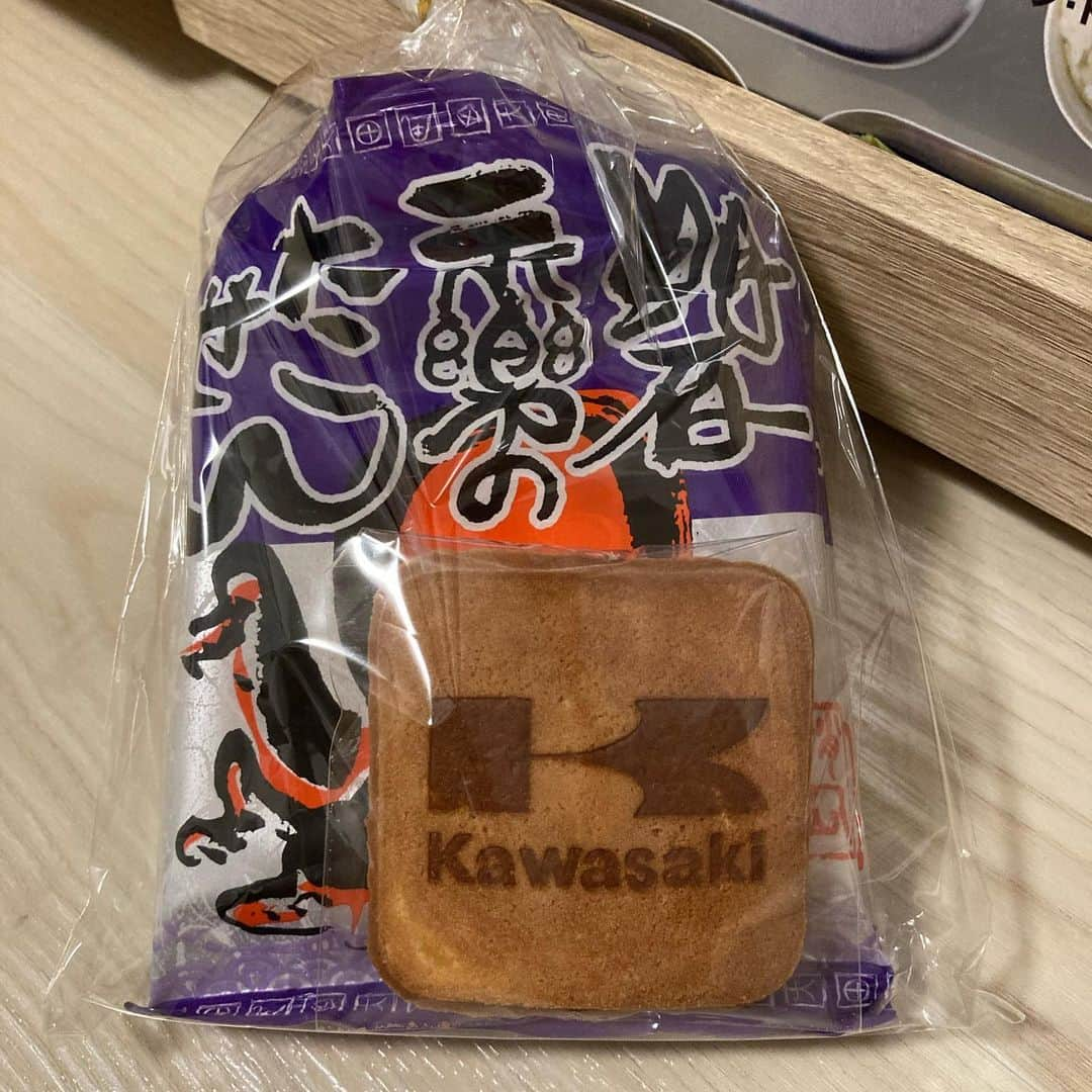 中島ヒロトさんのインスタグラム写真 - (中島ヒロトInstagram)「KAWASAKI  明石のハヤコシくんが、“たこせん”持って遊びに来てくれた。川崎重工に勤めてるんだけど、KAWASAKIの瓦煎餅も。メッチャ美味しい。  #kawasaki  #workdaysbecameplaydays」12月6日 19時55分 - djhirotonakajima