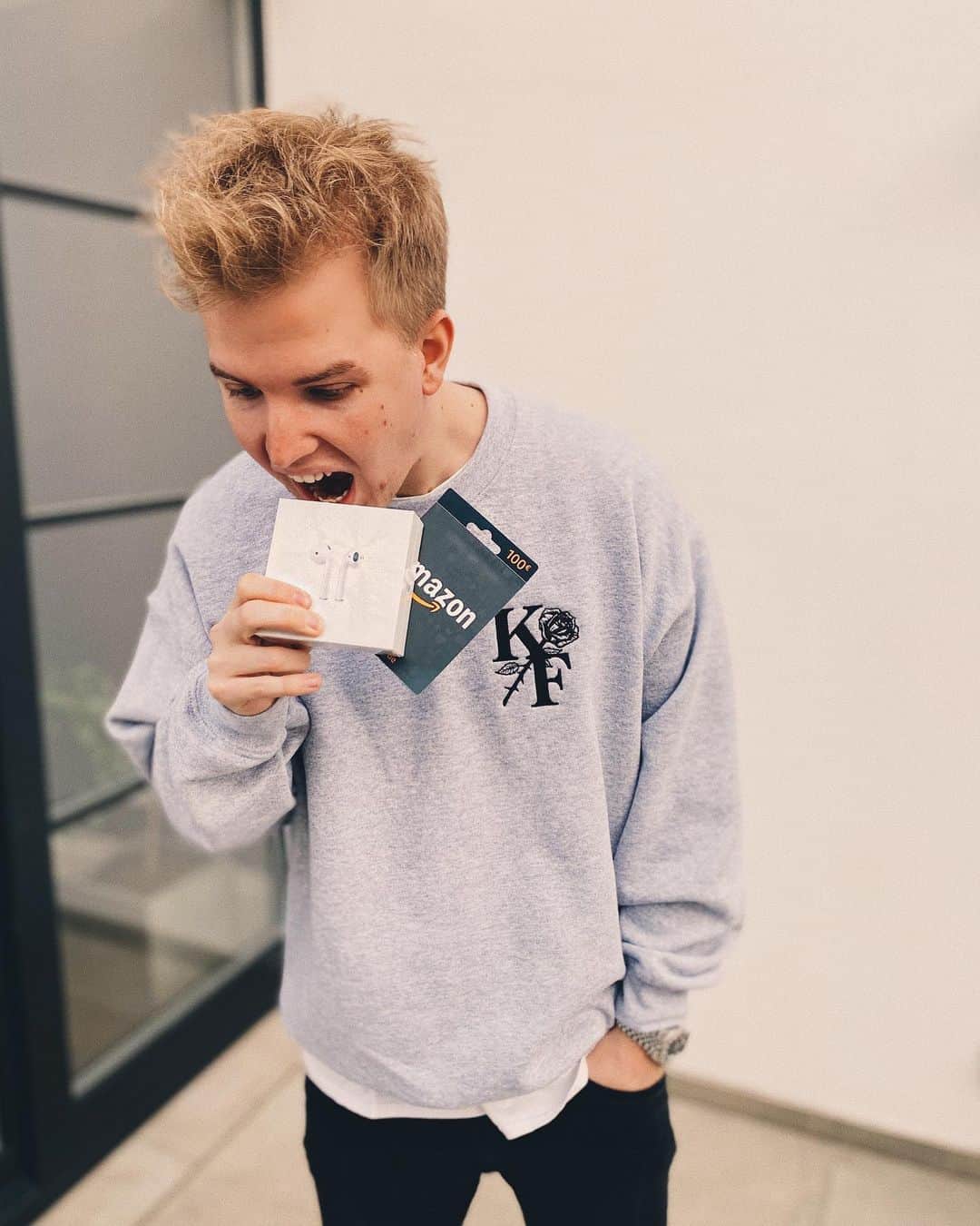 Kayefのインスタグラム：「ᴀɴᴢᴇɪɢᴇ XMASMITKAYEF - Dat ist ja zum anbeißen, hömma 🤓 Heute gibt‘s 1x Airpods 2. Gen + 1x 100€ Amazon Gutschein für einen von euch zu gewinnen 🎁 Teilnahmebedinugen: - Folgt mir @kayefofficial - Liked und Teilt dieses Foto - Kommentiert was cooles (Z.B welchen Song ihr mit den Airpods ständig hören werdet) jeder Kommentar zählt  🙌🏻 VIEL GLÜCK!!🎄——————————————————————— Teilnahmeschluss ist der 13.12.20 00:00 Uhr, der Gewinner wird öffentlich bekannt gegeben, somit erklärt sich jeder Teilnehmer damit einverstanden in meiner Story verlinkt zu werden, falls er per Zufall ausgelost wurde und gewinnt. Instagram, Apple oder Amazon haben in keiner Weise etwas mit dem Gewinnspiel zu tun.」