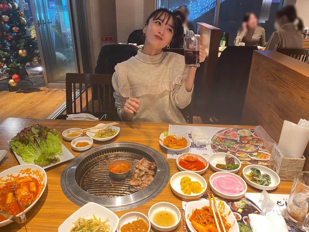 近藤千尋のインスタグラム：「サムギョプサル〜🐷❤️  たまには友達と 夜ご飯いってきなよ❗️と 言ってくれたひーぼぉくんに感謝しながらお肉を噛み締めました😂😂😂 そりゃこの顔になりますな😂❤️笑  あ！告知しますれていました！！！ ⬇️  LIVE配信アプリ「SUGAR」に期間限定でOPENしている、 広海・深海さんとTGCのコラボルームにゲストとして明日遊びに行きます❤️❤️❤️  配信は16:30～なので、 皆さんSUGARのアプリをダウンロード＆アカウントをフォローして待っていて下さい☺️✨✨  皆さんとお話しが出来るのが楽しみです💜🌏  https://sugar-live.com/artists/tgc  #母ちゃんのお休み #感謝」