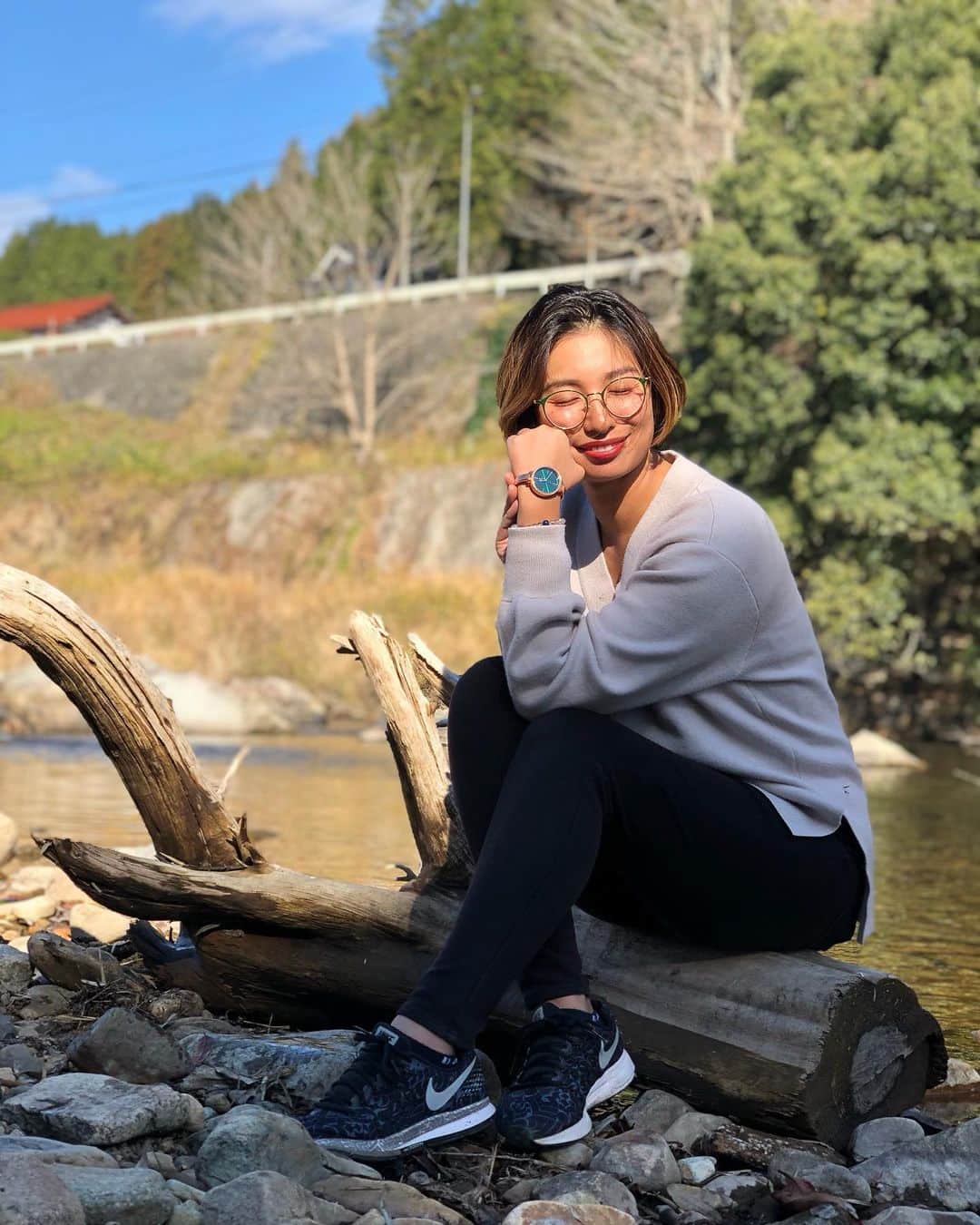 エマ中岡優姫のインスタグラム：「12月に川に遊びに行くなんて 思いもしなかった🤣 さすがに入ってはないけど 子供達楽しそうに 遊んでました✨  そしてこのお気に入りの 4b watchsさんの #腕時計 を身につけてパシャリ📸 このカラーめっちゃ可愛くない？ 一緒に遊びに行ってた ママ友にも 自慢したよぉ〜😏❤️w  クーポンを使って10%OFFで 購入できるよ✨ クーポンコード 『emmaykx27』 だよ☺️⌚️ 本当素敵な物身につけると テンションあがるわ〜❤️ #4bwatches  #時計  #brackbybluebrave  #男の子ママ  #シングルマザー  #大自然  #ハンサムショート  #ショートへア」