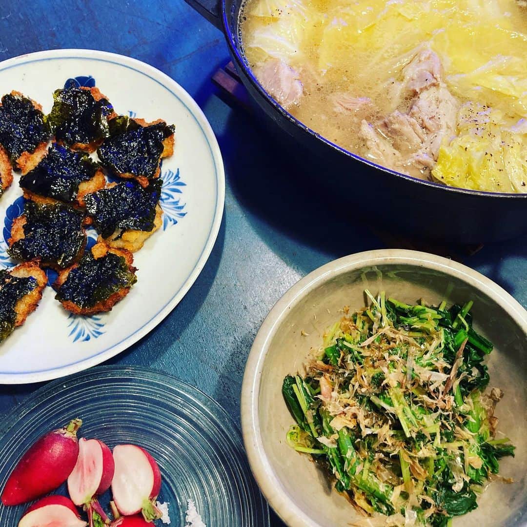 井上荒野のインスタグラム：「塩豚と野菜煮込み、レンコンすり下ろし揚げ、豆苗とほうれん草お浸し、ラディッシュにバターと塩。ラディッシュのこの食べ方大好きなんだけど、これはバターのかわりにブルーチーズでもいいかも！？と思った。みんなとっくにやってた？」