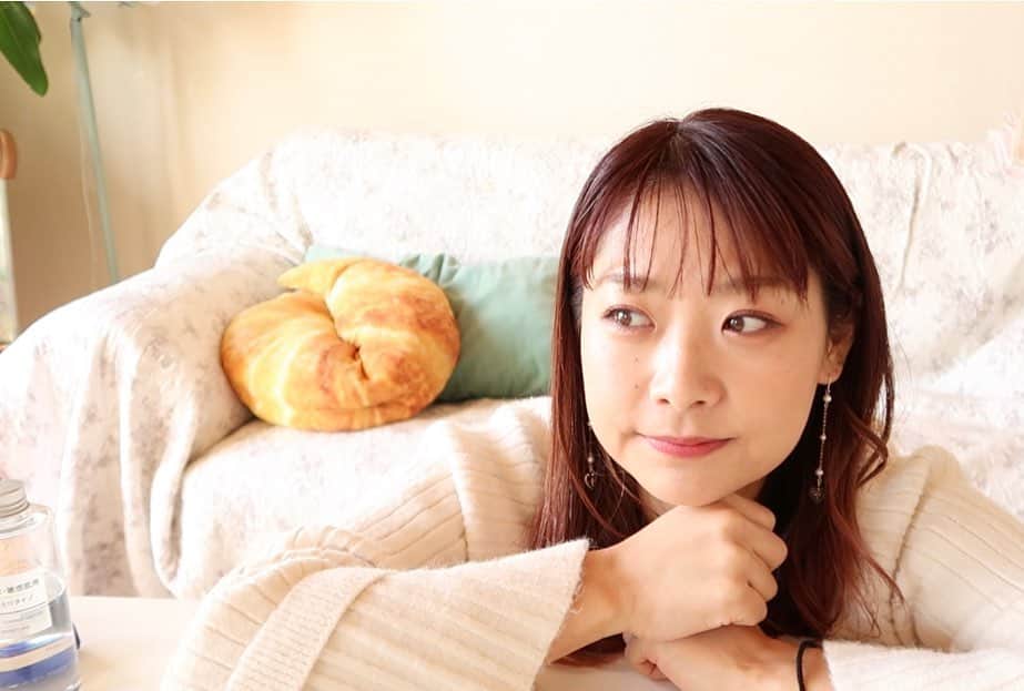 のインスタグラム：「日曜日のメイクと雑談。 YouTubeに動画をアップしました。  よかったら見てくださいねー☺️  今回は2度寝の悪夢と自分の才能の見つけ方とそれ受け入れちゃおーという話。  #YouTube#低い声で喋ってます#すっぴんから喋ってますんで#このサムネのような顔は最後まで出てきませんw#動画#アラフォー#メイク#スピリチュアル好き」