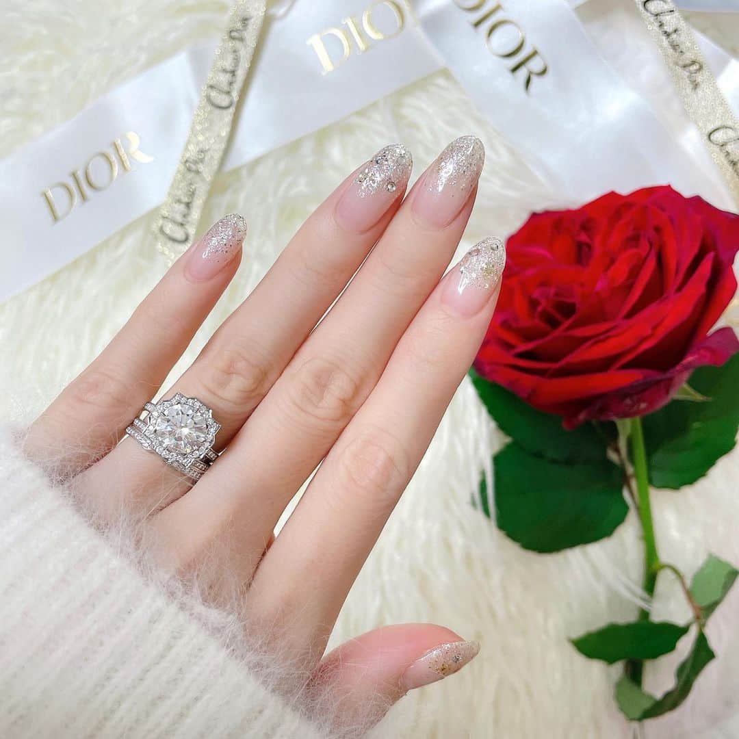 のインスタグラム：「ネイル変えました〜😍💅❤️ 今回は、クリスマス、ホリデーシーズンにぴったりな キラキラネイルにしました🎄❤️✨  しかも！シャンパンゴールドとシルバー、どっちにしようかなって悩んでたんだけど、 シャンパンゴールドやシルバー、オーロラなど沢山の色を混ぜたオリジナルの色を作ってもらっちゃいました😍✨✨  この絶妙な色のキラキラが すーっごく可愛いの😆💓💓  雪の結晶のパーツものせました❄️💕💕  ネイルサロンは、表参道に新しくできた Twinkmiru @twinkmiru というサロンなんだけど、 全席個室で、テレビつき、ゆったりしたソファー席で、内装も可愛くて とっても素敵な空間なのでオススメです😍💗  #nail #nails #newnail #nailsalon #ネイル #ラメネイル #グラデーションネイル #キラキラネイル #ネイルサロン #表参道」