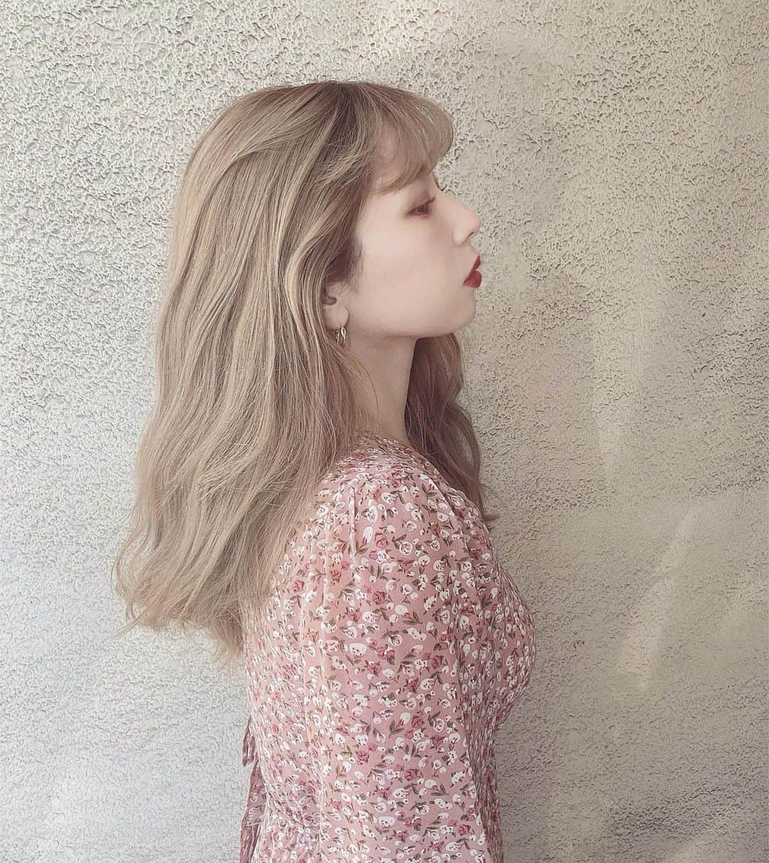 puinpiのインスタグラム：「イルミナカラーしてから1ヵ月が 経ちました♡ ： ： @wellapro_japan のカラーモーション+4ウィークプログラムを週１回で1ヵ月使ってみたのだけど、 ： ： シルバーシャンプー1ヵ月しなかったのに、色落ちもそんなに黄ばみがてず、いつもよりパサつかなかたかな♡ （１枚目after、２枚目before） ： ： 次は髪を5〜10cmくらい切ろうと思ってるんだ〜♡✂︎ たのしみ〜♡✂︎♡ ： ：  #ヘアケア#ヘアカラー#ミルクティーベージュ#ミルクティヘア#ハイトーン#PR#さあサロンに行こう#イルミナカラー#ウエラ#ヘアカラー#透明感カラー#ヘアケア#ホームケア#トリートメント#艶髪トリートメント#つづく発色#4ウィークプログラム#カラーモーション#カラーケア#サロン専売品」