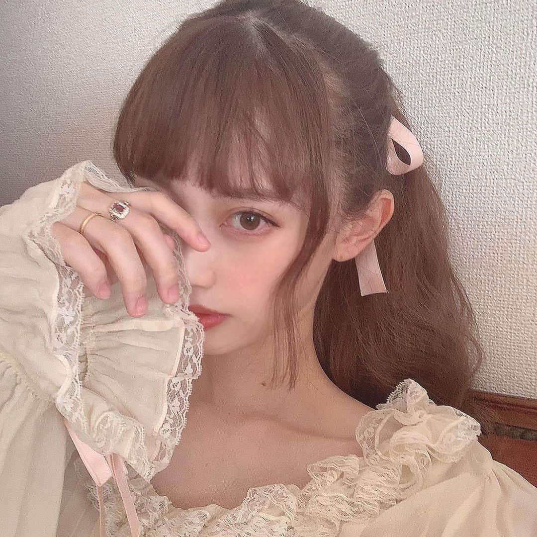 酒元麻衣（まいへー）のインスタグラム：「@mayuranoir のリング本当にお気に入り…🥺⚜️ 1930年代のブラウスと合わせてみました…🎀 . . 12/9〜伊勢丹新宿でポップアップストアが開催されるそうです🥺✨」