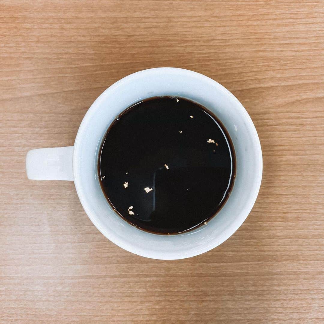 鈴木芳奈のインスタグラム：「頂き物。嬉しいな☺︎ 「金箔珈琲」 コーヒーの中に金箔がぷかぷか浮いております✨ これを飲めば私も金箔のように キラキラ輝けるかしら🤩むふ #役者 #俳優 #女優 #山形出身 #act #actor #actress #珈琲 #coffee #石川県 #金沢 #金箔」
