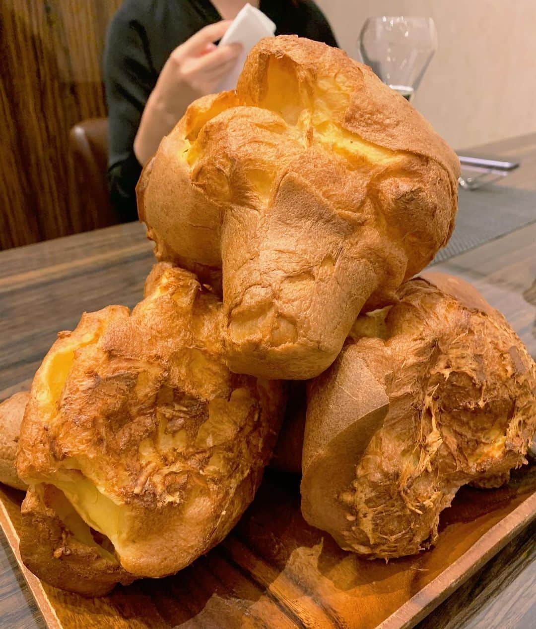 本山なみのインスタグラム：「週末は、関西からあそびにきた弟を囲んで、家族でBLTランチ！  名物ポップオーバー& プライムフィレミニヨンステーキ  #bltステーキ #ランチ」
