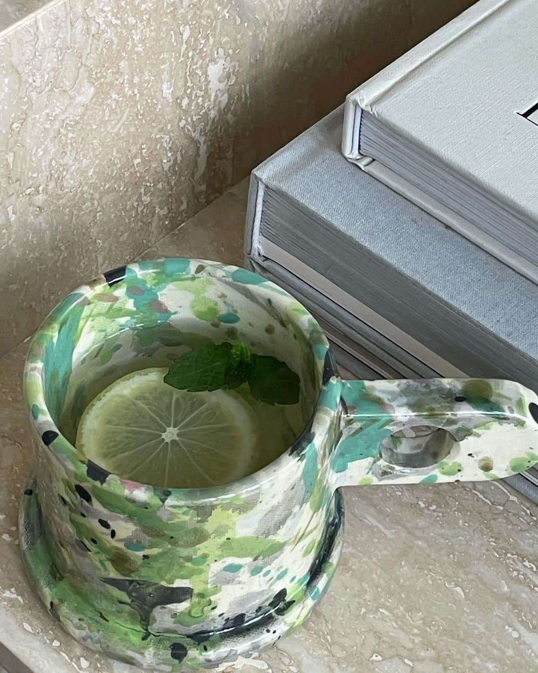 Mathilde Goehlerのインスタグラム：「Morning ritual 🍋」