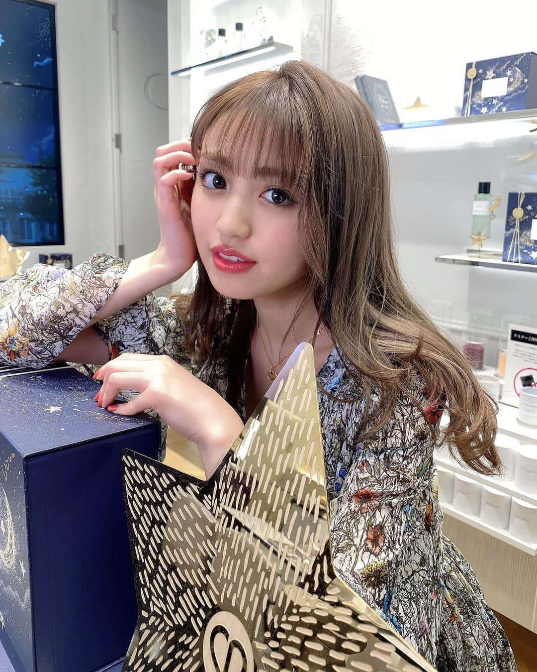 香音さんのインスタグラム写真 - (香音Instagram)「DIOR BEAUTY SHIBUYA コスメ、スキンケア、フレグランス素敵なアイテムがたくさんでした♡ @diormakeup @diorparfums  #dior #diormakeup #diorparfums」12月6日 20時27分 - kanon420_official