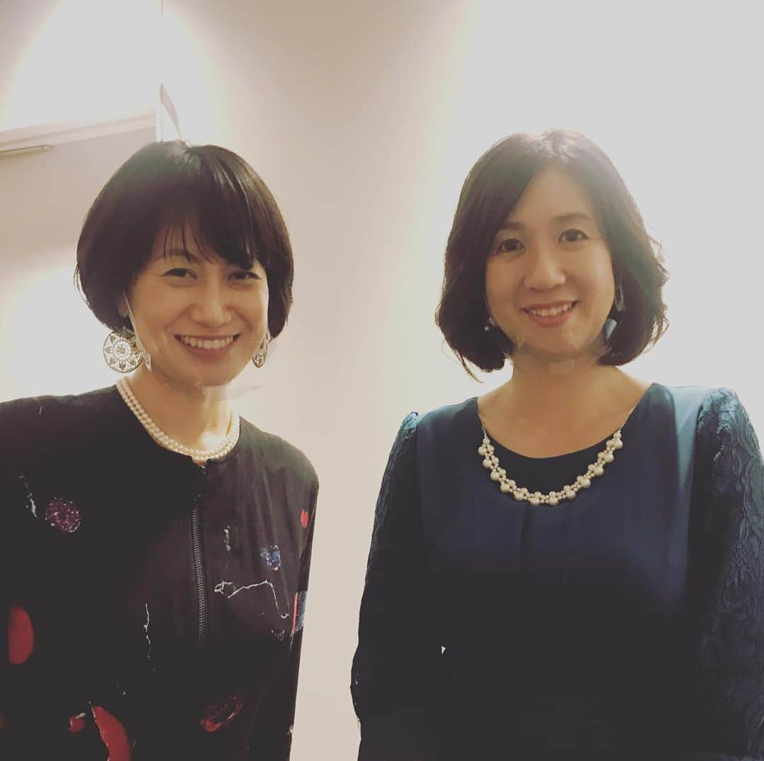 三隅有里子さんのインスタグラム写真 - (三隅有里子Instagram)「* 昨夜の演奏会で一緒に司会進行しました 音楽プロデューサーの松田亜有子さんです☺️ 主にベトナム国立交響楽団のパートの進行を担当してくださいました。ベトナム国立交響楽団がリモート出演のため、こちらとのタイムラグをつないで頂いたり、事前の調整をして頂いたり、クラシックコンサートの基本を教えて頂いたり、松田さんには本番前から多岐にわたり助けて頂きました。 群馬交響楽団の楽団員、それに関わるスタッフの皆さんはもちろん、松田さんのようなその道のプロの方と仕事をご一緒すると、こちらも身が引き締まる思いがします。 松田さんはクラシック音楽の魅力を発信するアーモンド株式会社の代表です。ホームページにこんな言葉を記していらっしゃいました。 『経済・文化・社会のトライアングルが美しく持続的に響くよう、微力ながら力を尽くしてまいります』  今、新型コロナウイルスの影響で、「経済や社会」に目がいきがちですが、こんな時代だからこそ私たちの心を豊かにしてくれる「文化」がかけがえのないものだと気がつきました。 松田さんのアイディアで、音楽をはじめとする「文化」の価値をこのコロナ禍でも発信して頂きたいです。またご一緒出来る日を楽しみにしております😌✨  #音楽の力で世界をつなぐ群響演奏会 #群馬交響楽団 #群響  #ベトナム国立交響楽団 #ベトナム #vietnam #司会 #音楽プロデューサー #松田亜有子 さん #音楽 #music #🎻 #群馬 #gunma  #群馬テレビ #群テレ #gtv #アナウンサー #局アナ #局アナの仕事 #地方局で働くということ」12月6日 20時27分 - misumi_gtv