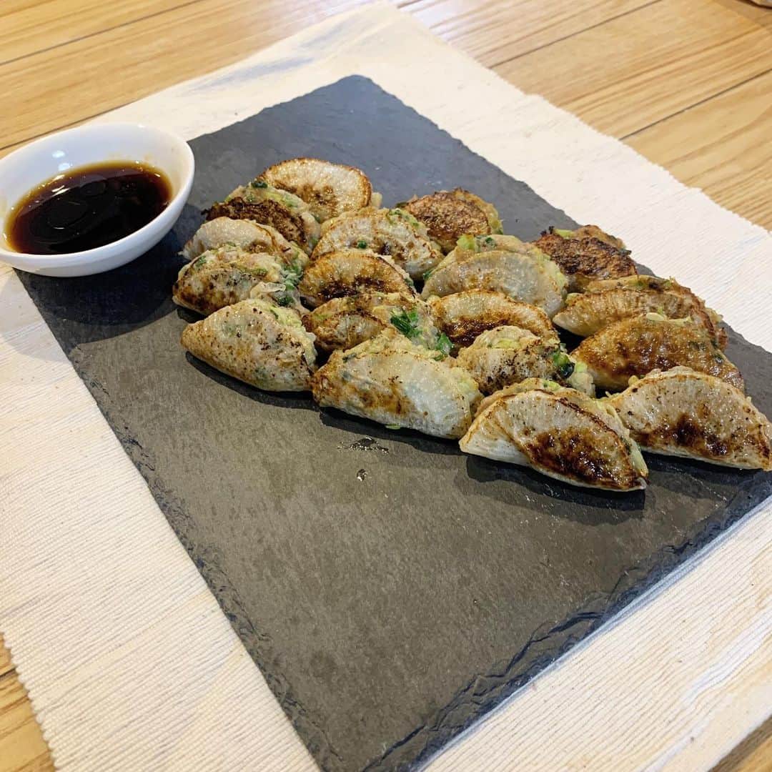 シュネルのインスタグラム：「『大根でヘルシー餃子』  ■材料3〜4人前 大根1/3 ニラ1/2 長ネギ1/3 椎茸1本 キャベツ1/4 豚肉挽肉150g  ①味付け 塩少々 胡椒少々 酒小さじ1 醤油小さじ1 ごま油小さじ1 おろししょうが少々 おろしにんにく少々  1.野菜たちを細かく切ったらキャベツ、ねぎ、ニラをボウルに入れて軽く塩を振って水抜きをする  2.5分くらい経つと水分が出てくるので手かクッキングペーパーを使い絞ってさらに水分を取る  3.絞った野菜はボウルに戻して刻んだ椎茸、挽肉、①をいれて混ぜる  4.大根は皮をむいて2〜3mmの薄切りにしたら軽く塩をかけて柔らかくする  5.薄切りにした大根の水分をペーパーで取り、片面に片栗粉をつけてその上にたねをのせて半分に折っていく （繰り返し）  6.フライパンに油をしいて蓋をして両面焼いたら完成 餃子と一緒でお好みで酢醤油で食べてください  ※質問はコメントにて受け付けます！  #food #料理 #レシピ #おうちごはん #シュネルキッチン」
