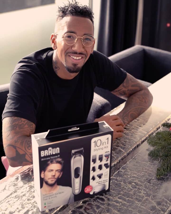 のインスタグラム：「Werbung  Weihnachten rückt näher und ich hoffe, ihr könnt die Zeit mit euren Liebsten genießen. Für alle unter euch, die noch auf der Suche nach einem richtigen Geschenk für Bartliebhaber sind, habe ich noch einen Tipp: Das Braun Multigrooming-Kit 7220 ist perfekt für individuelle Styles. Ich nutze es selbst, seit Anfang des Jahres und schätze vor allem die unterschiedlichen Styling-Aufsätze. Also, einen schönen Nikolaus euch allen! 🎄🎅🏽 #braun #braunchristmas」