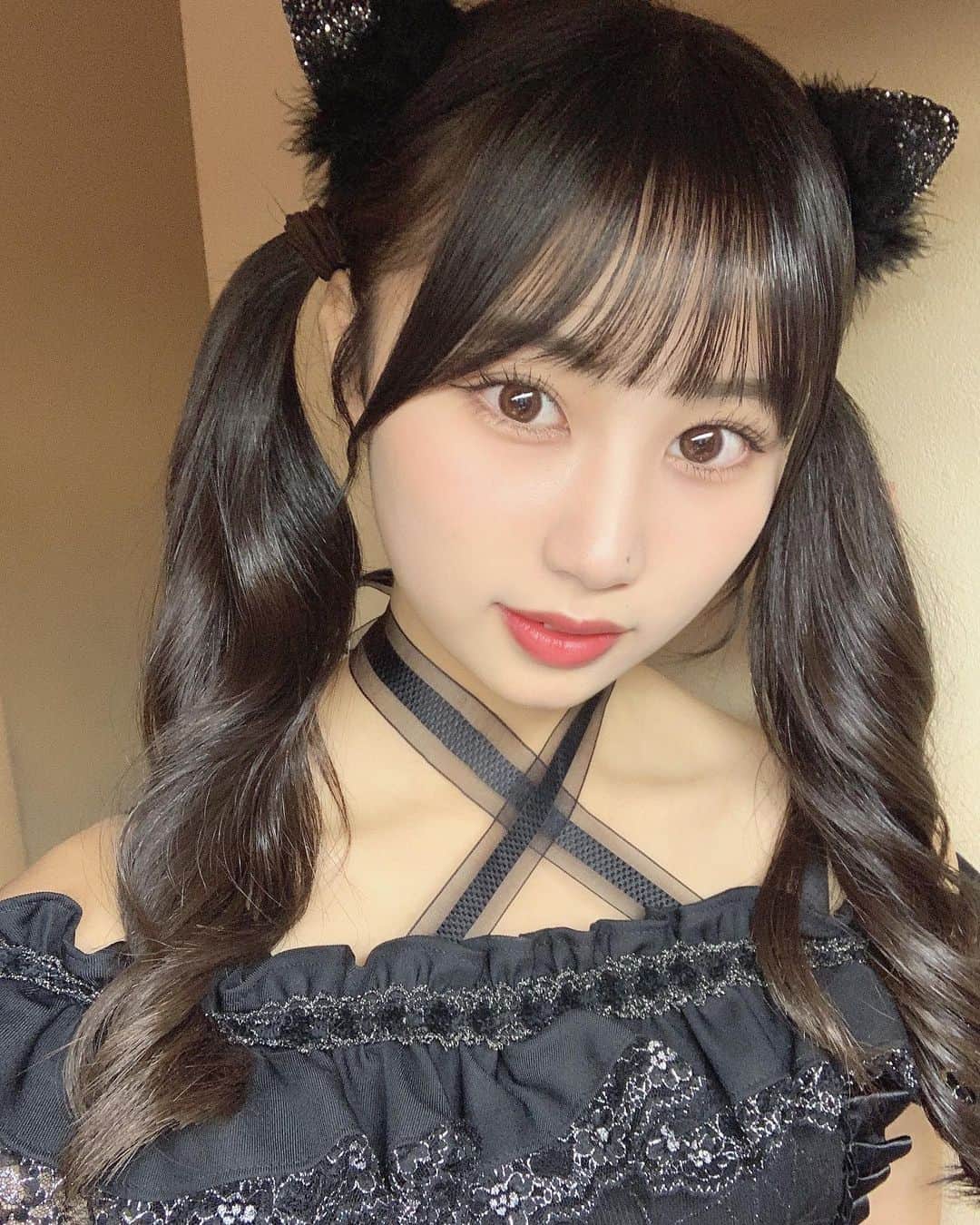 宮丸くるみのインスタグラム：「みみはえた  ・ ・ ・  #リリバリ #lilyofthevalley #アイドル #idol #jk #17歳 #高校生 #ツインテール #ねこみみ #ぱっつん前髪 #ロングヘア #巻き髪 #ヘアアレンジ #黒髪」
