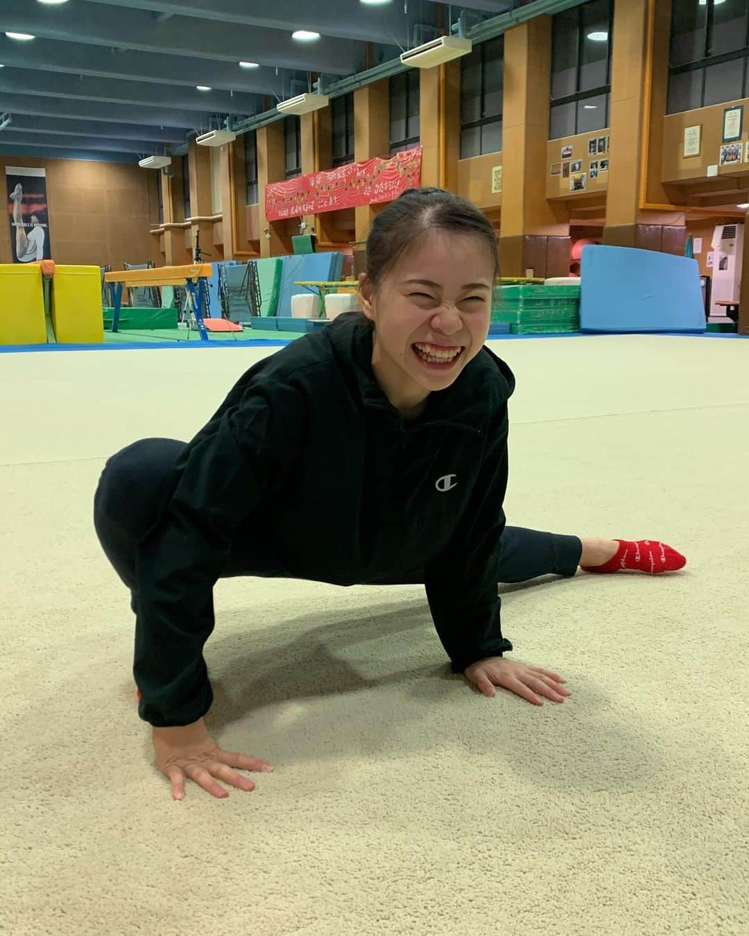 杉原愛子さんのインスタグラム写真 - (杉原愛子Instagram)「来週は全日本選手権大会✨🤸‍♀️ 高崎アリーナで行われます✨ 満面の笑みで頑張ります🙆🏻‍♀️🤩😆✌️ 応援よろしくお願い致します😊🙇‍♂️  この上の服、軽くて柔らかくて伸びがめっちゃいい生地なので、運動してる時も気にならなくていい🤭💕  動画は準備運動です🤸‍♀️(最後にやけてる🥴😂) 最後はめっちゃマヌケな顔してる😂🤣 #Champion #Championjp」12月6日 20時36分 - aiko_sugihara