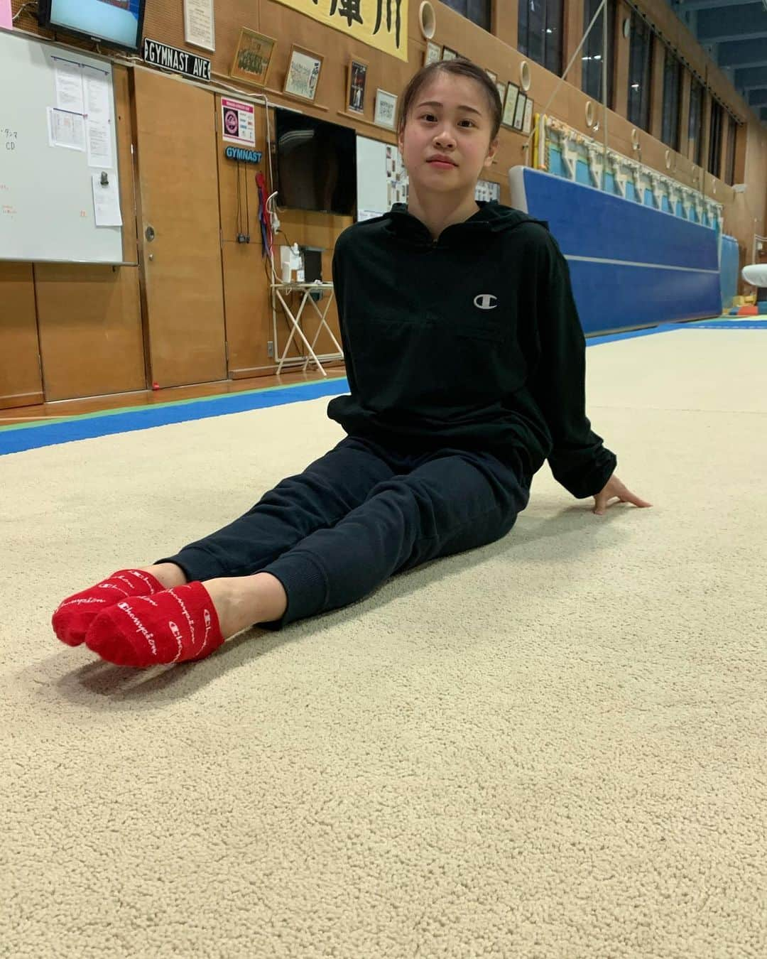 杉原愛子さんのインスタグラム写真 - (杉原愛子Instagram)「来週は全日本選手権大会✨🤸‍♀️ 高崎アリーナで行われます✨ 満面の笑みで頑張ります🙆🏻‍♀️🤩😆✌️ 応援よろしくお願い致します😊🙇‍♂️  この上の服、軽くて柔らかくて伸びがめっちゃいい生地なので、運動してる時も気にならなくていい🤭💕  動画は準備運動です🤸‍♀️(最後にやけてる🥴😂) 最後はめっちゃマヌケな顔してる😂🤣 #Champion #Championjp」12月6日 20時36分 - aiko_sugihara