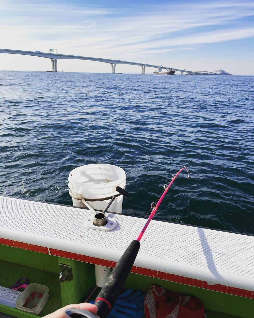 小俣里奈のインスタグラム：「また釣りに行きたい🎣 天気も良くて気持ちよかったなぁ  #釣り　#釣りガール  #fishing  #アクアライン　#東京湾」