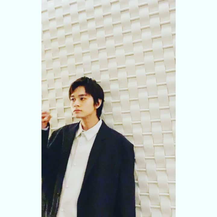 北村匠海のインスタグラム：「ポリポリ。  匠海くん。  ※途中ぐらりとします。。 すみません。  #北村匠海 #ザテレビジョン #お正月特大号 #よろしくお願いします」