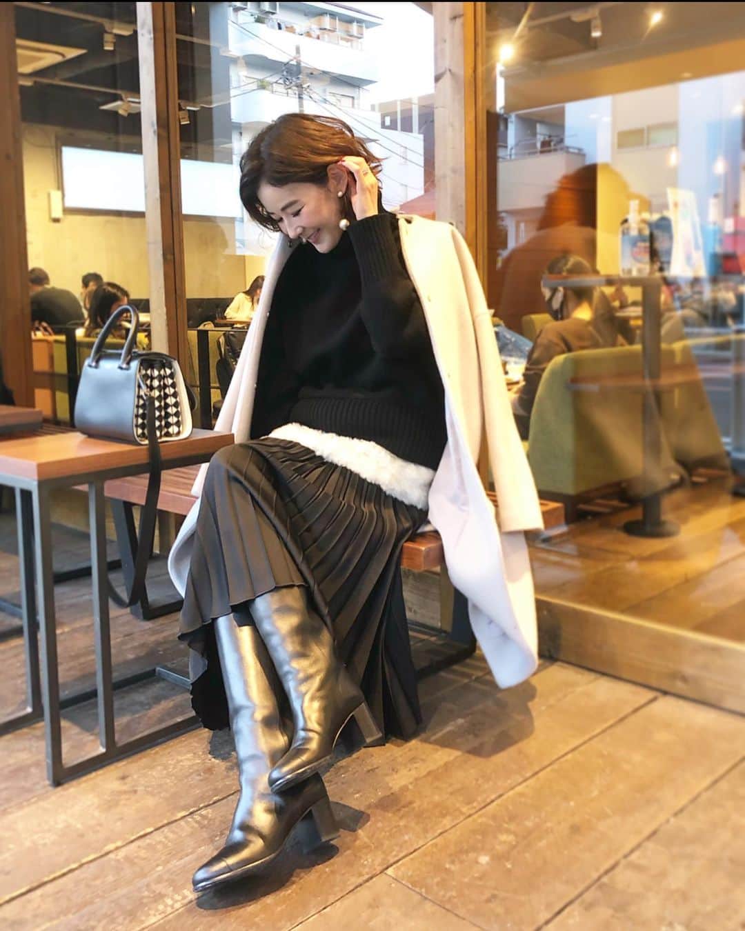kiyomi medeirosさんのインスタグラム写真 - (kiyomi medeirosInstagram)「outfit♡ モノトーンコーデ🖤🤍🖤🤍  coat…#elendeek  knit…#obli boots…#chanel bag…#serapian  #white#black #ブラック#ホワイト#モノトーンコーディネート#大人コーディネート」12月6日 20時38分 - kiyomimedeiros