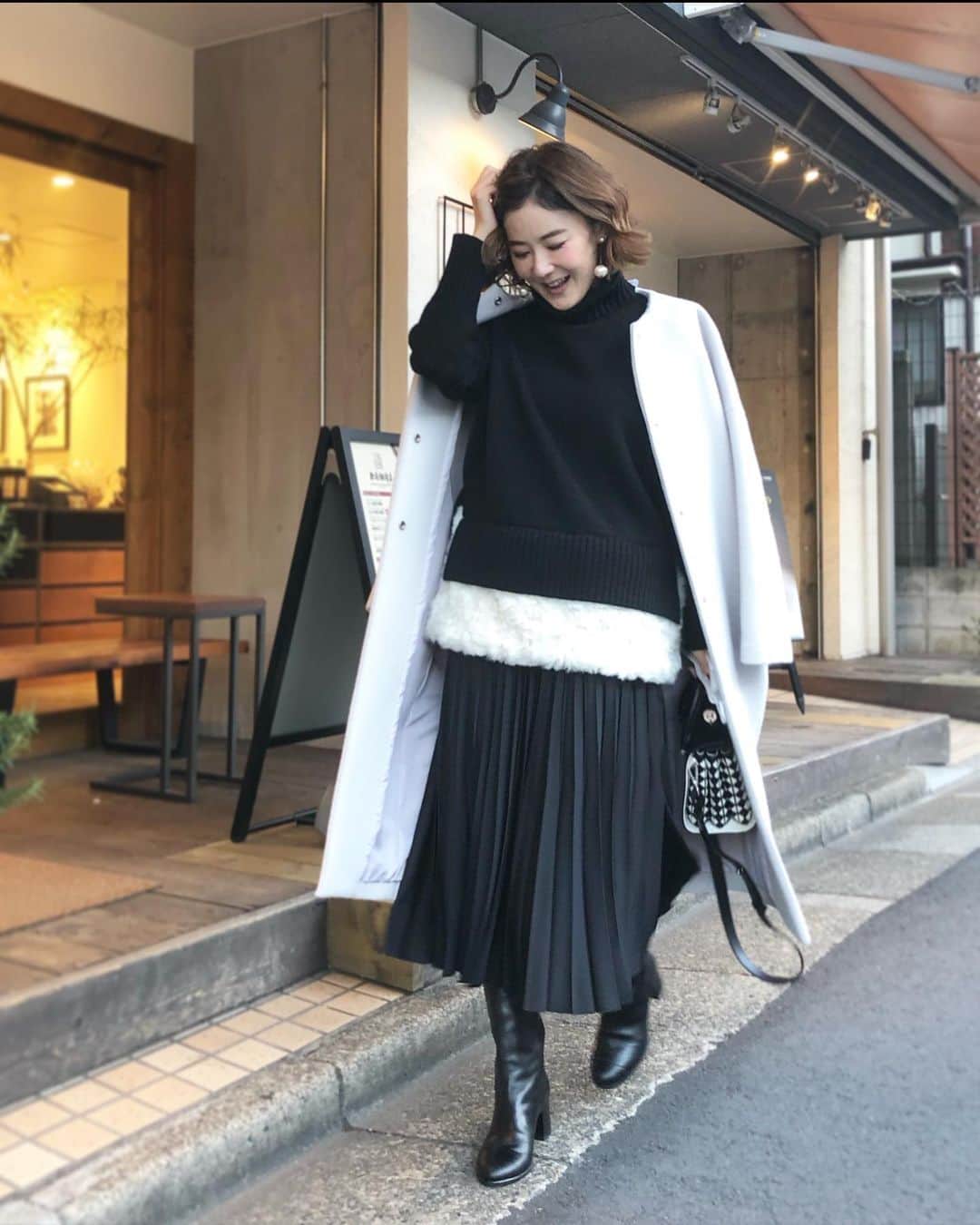 kiyomi medeirosさんのインスタグラム写真 - (kiyomi medeirosInstagram)「outfit♡ モノトーンコーデ🖤🤍🖤🤍  coat…#elendeek  knit…#obli boots…#chanel bag…#serapian  #white#black #ブラック#ホワイト#モノトーンコーディネート#大人コーディネート」12月6日 20時38分 - kiyomimedeiros
