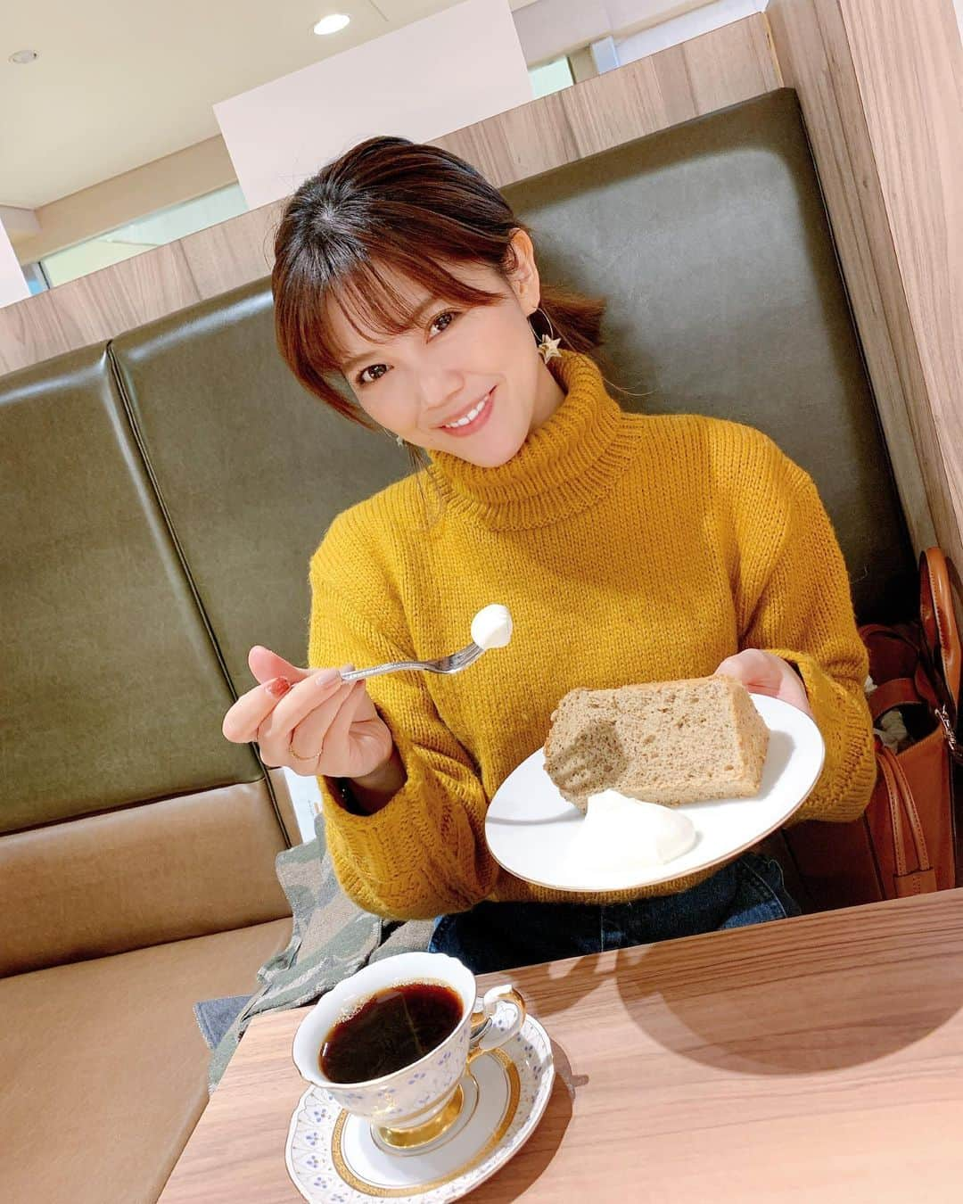 上坂由莉さんのインスタグラム写真 - (上坂由莉Instagram)「﻿ ﻿ 用事の合間にカフェ☕️🍰﻿ 珈琲のシフォンケーキ美味しかったな😋﻿ ﻿ ﻿ 年末に向けての引きこもりに備えて﻿ 今度人生２度目のコストコに行くので﻿ オススメ品教えてください🥰﻿ ﻿ ﻿ YouTubeでコストコおすすめ品見まくってたら﻿ 良いて紹介されてるものが﻿ 別の動画では買って残念だっものに入ってたり﻿ 見れば見るほどわからないっ🤣😂🤣😂笑﻿ なのでフォロワーさんを信じることにします❗️﻿ ﻿ ﻿ 量が多いのは冷凍か実家と分けよう👆🧊﻿ とりあえず買うと決めてるのは﻿ フード保存ラップ←冷凍する気満々🤣﻿ 好きなものおすすめ有れば是非お願いします✍️ ﻿ ﻿ #カフェ #カフェ巡り #関西カフェ #cafe﻿」12月6日 20時39分 - yuri_yoga.727