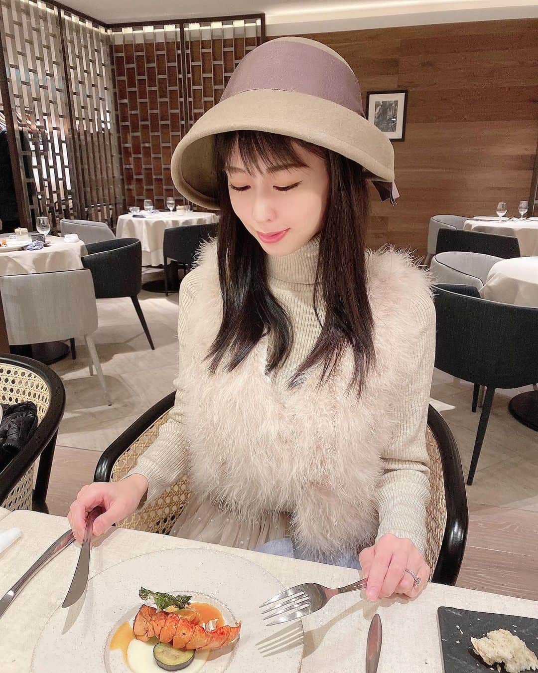 倉岡生夏のインスタグラム：「紅葉と栗🌰 ・ ・ 最近寒いですね😵😨 寒いの苦手なので防寒対策ばっちりしてます⭐️ ・ お天気の良い日に、外苑前の銀杏並木にいきました🍁 ・ 気もいい場所だし、紅葉と、お空に癒されました💓 ・ 田舎育ちなので、やっぱり自然に触れるって大事だなぁとおもいました💓 ・ ・ 私のコーデが栗🌰コーデぽくて😂ww ・ 食パンとフルーツの生クリームが余ってるという贅沢な日だっだのでフルーツサンドを作ってもっていきました〜⭐️ ・ その前にランチもたべたけどね😂💓 まだギリギリ散ってないかな？行ってない人はおすすめスポットです💓 ・ ・ ・ #外苑前いちょう並木  #外苑前ランチ  #おうちカフェ  #大人可愛いコーデ  #大人可愛い  #ピクニック弁当  #フルーツサンド  #紅葉  #ランチコーデ #ootdfashion  #japanesegirl  #lunch」