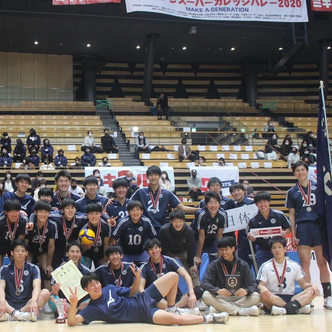 髙橋藍さんのインスタグラム写真 - (髙橋藍Instagram)「全日本インカレ準優勝🥈  改めて日本一をとるという難しさを感じました。 自分自身まだまだレベルアップしないといけないですし、力不足であることも気付かされました。  この悔しさを忘れず更なる高みを目指して頑張ります！  応援していただいた方々本当に力になりました！ありがとうございました😊  これからも日体大の応援よろしくお願いします！  四年生ありがとうございました！ 楽しくバレーボールをすることができました！  #全日本インカレ  #全日本インカレバレーボール #日本体育大学バレーボール部  #日本体育大学」12月6日 20時49分 - ran.volleyball0902