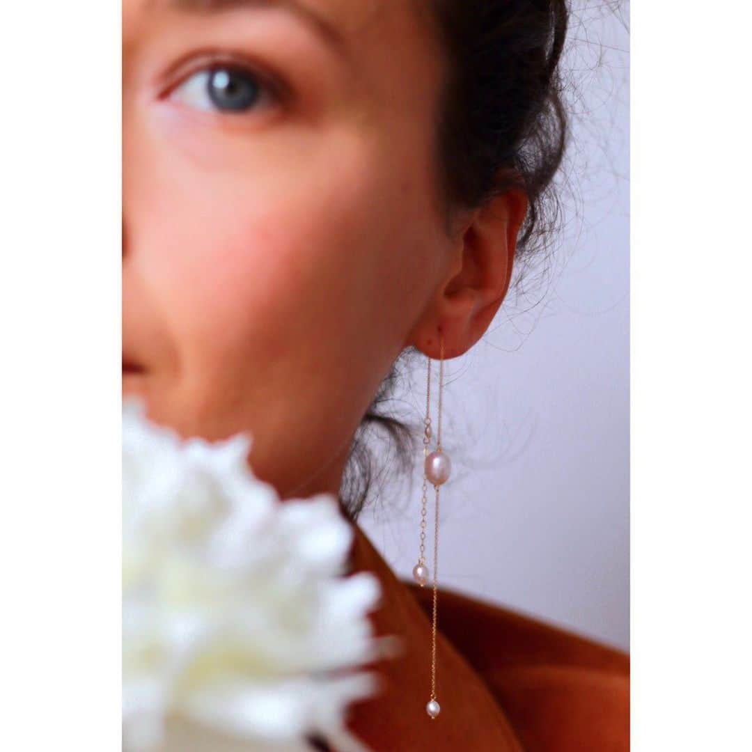 スイート ピーさんのインスタグラム写真 - (スイート ピーInstagram)「Snowdrop Pearl earrings ! One of our special designs is mirrored chains with beaded in pearls or precious stones ✨✨✨」12月6日 20時49分 - sweetpea_finejewellery