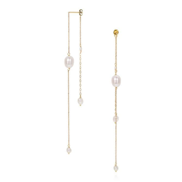 スイート ピーさんのインスタグラム写真 - (スイート ピーInstagram)「Snowdrop Pearl earrings ! One of our special designs is mirrored chains with beaded in pearls or precious stones ✨✨✨」12月6日 20時49分 - sweetpea_finejewellery