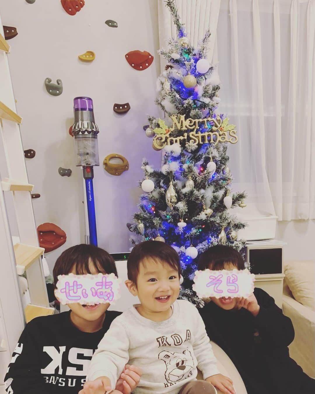 杉浦太陽さんのインスタグラム写真 - (杉浦太陽Instagram)「我が家のクリスマスツリー🎄  飾り付けました〜⭐️  @sugiurataiyou_official  #クリスマスムード #クリスマスツリー #サンタさんが準備に忙しくなる頃」12月6日 20時50分 - sugiurataiyou_official