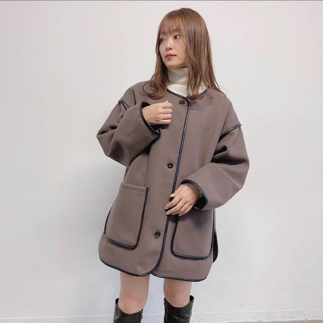 Vannie Officialのインスタグラム：「【キルティング付き｜ノーカラーパイピングショートコート 】5,000+tax ⠀  《styling》 着るだけでトレンド感UPのパイピングショートコート♡ ショート丈なのでロング丈のスカートやボリュームワンピースなどどんなボトムスでもスッキリまとまります♪ ショートパンツやロングパンツでカジュアルに合わせるのもオススメ◎  ⠀ 《detail》 裏地は中綿入りのキルティングになっているので、真冬も暖かくお召しいただけます！ ボリュームTOPSを中に着てもぐずらないゆとりのあるアームホールと抜け感のあるオーバーサイズが魅力。 ノーカラーでハイネックやフードもINしやすいデザインに。 タートルネックのニットやボリュームストール合わせもオススメ♡  《fabric》 暖かみのあるなめらかなウールタッチの素材使用　 ※詳しいお手入れ方法は商品タグをご参照ください。 ⠀ ⠀ ⠀ #vannie_u#ヴァニーユー #ZOZOでしか買えない⠀⠀  お問い合わせはDMまでご連絡ください‪‪☺︎‬」
