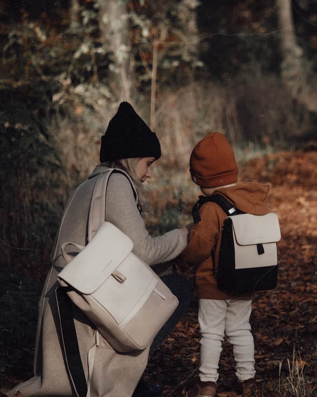 Kapten & Sonさんのインスタグラム写真 - (Kapten & SonInstagram)「Sundays are for outdoor walks with the little one. 🥰 Cutes twinnylook with our Fyn backpacks in "Taupe" and "Cream Black" in kids size. 🧡 @jennii_hh #bekapten #kaptenandson⁠ .⁠ .⁠ .⁠ #kaptenandsonkids #backpacks #twinnylook #twin #motherandson #love #kids #kidsclothing #gifts #giftideas」12月6日 21時01分 - kaptenandson