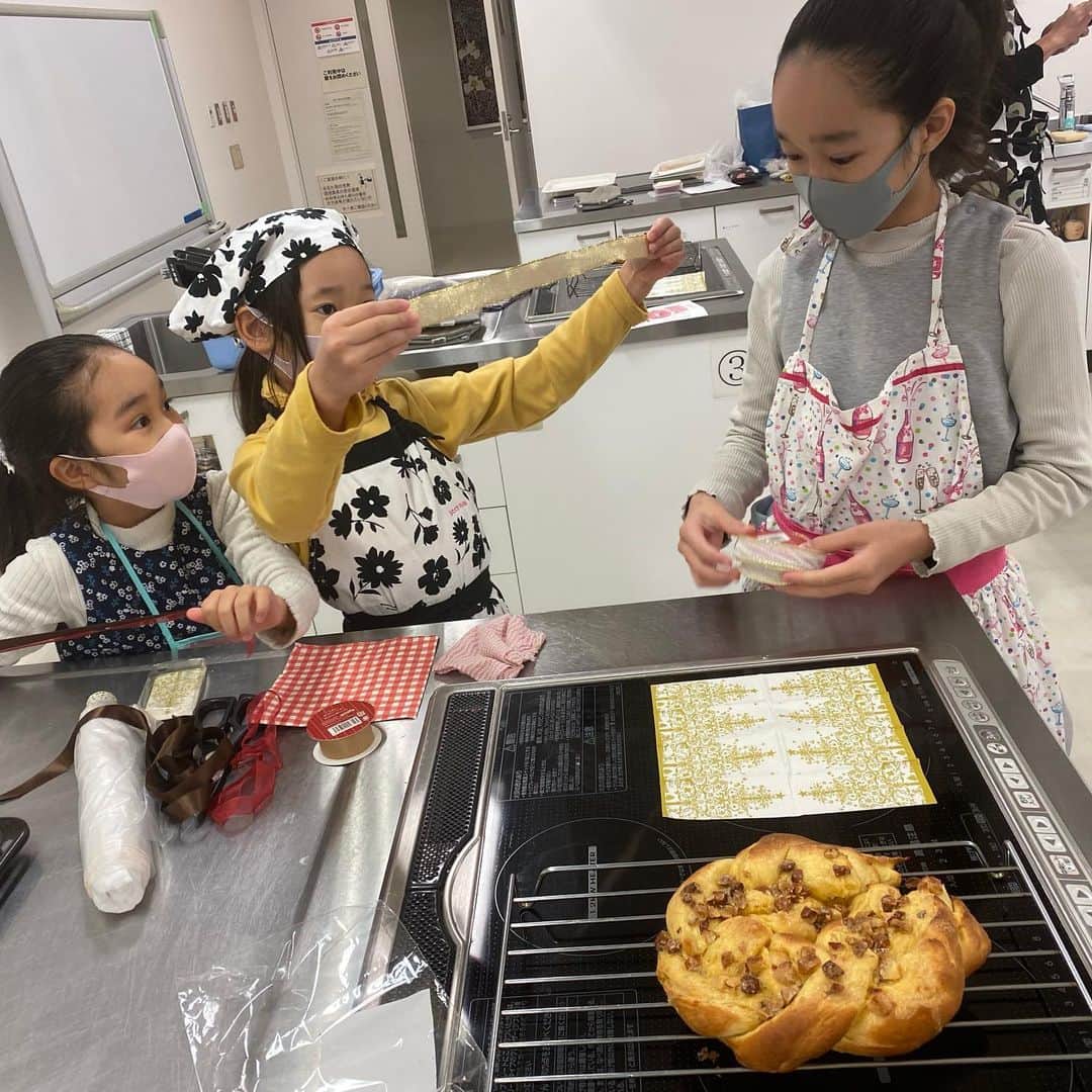 小柳津真由美さんのインスタグラム写真 - (小柳津真由美Instagram)「今年最後の開催になったパン教室 3部制で行いました！ クリスマス🎄時期なので、リースパンを！ メープルシュガーとバターとナッツ 外はパリッと中はふわふわの甘いパンです。  #会場の人数制限緩和 #皆さんの笑顔に会えて嬉しいです #クリスマス🎄にピッタリ #リースパン #パン教室 #て作りパン #メープルシュガーとバターとナッツ #リボンでデコ #小柳津真由美 #ショップチャンネルキャスト」12月6日 21時01分 - mayumioyaizu