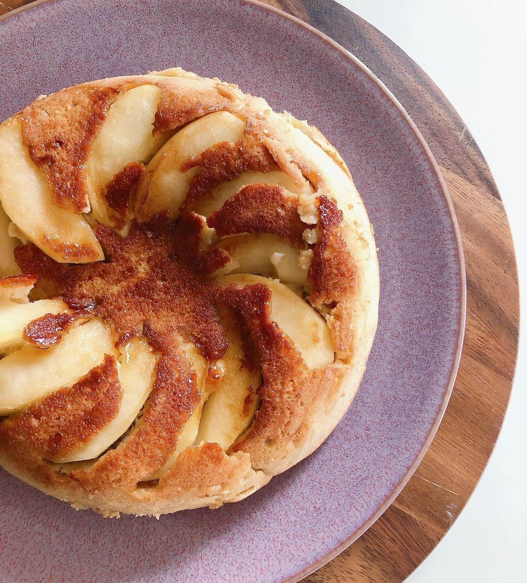 東美樹さんのインスタグラム写真 - (東美樹Instagram)「One pan apple cake.My family loved it♡家族に大好評だったフライパンdeアップルケーキ改善ver.🍎🥧 乳製品不使用& 3分の1はオーツ粉を使っているので食物繊維も豊富☺︎  オーツ粉で作るスイーツはもっちりどっしり 食べ応えがあって腹持ちもいいのでダイエットスイーツにもオススメです。  ポイントは黒糖を使うことと、アクセントのメープルシロップ。 コクが出てバターや牛乳を使わなくても深い味わいが出ると思います。  細かい作業は苦手な私。 材料をボールに入れて混ぜて、フライパンで弱火で20分焼けばすぐに出来ちゃうのでとっても簡単♪  ヘルシースイーツって味もとっても健康的なので(笑)、 女性には好評ですがやはり男性には少し抵抗がある方が多い気がします。(と、父の反応を見て思う。笑)  家族みんなで楽しめて、心も身体も喜ぶヘルシースイーツ作りの旅はまだまだ続く。  レシピシェアは希望があればしていきたいな、と思っております☺︎  #homecooking #homecafe #zen #mindfulness #organiclife #oatmealcake #applecake #おうち時間 #おうちカフェ #オートミールレシピ #アップルケーキ #手作りお菓子 #カフェ気分 #ずぼら飯 #時短レシピ #フライパン料理 #乳製品不使用 #マインドフルネス #オーガニックライフ #オーガニック料理ソムリエ #東美樹」12月6日 20時54分 - mikko.36___