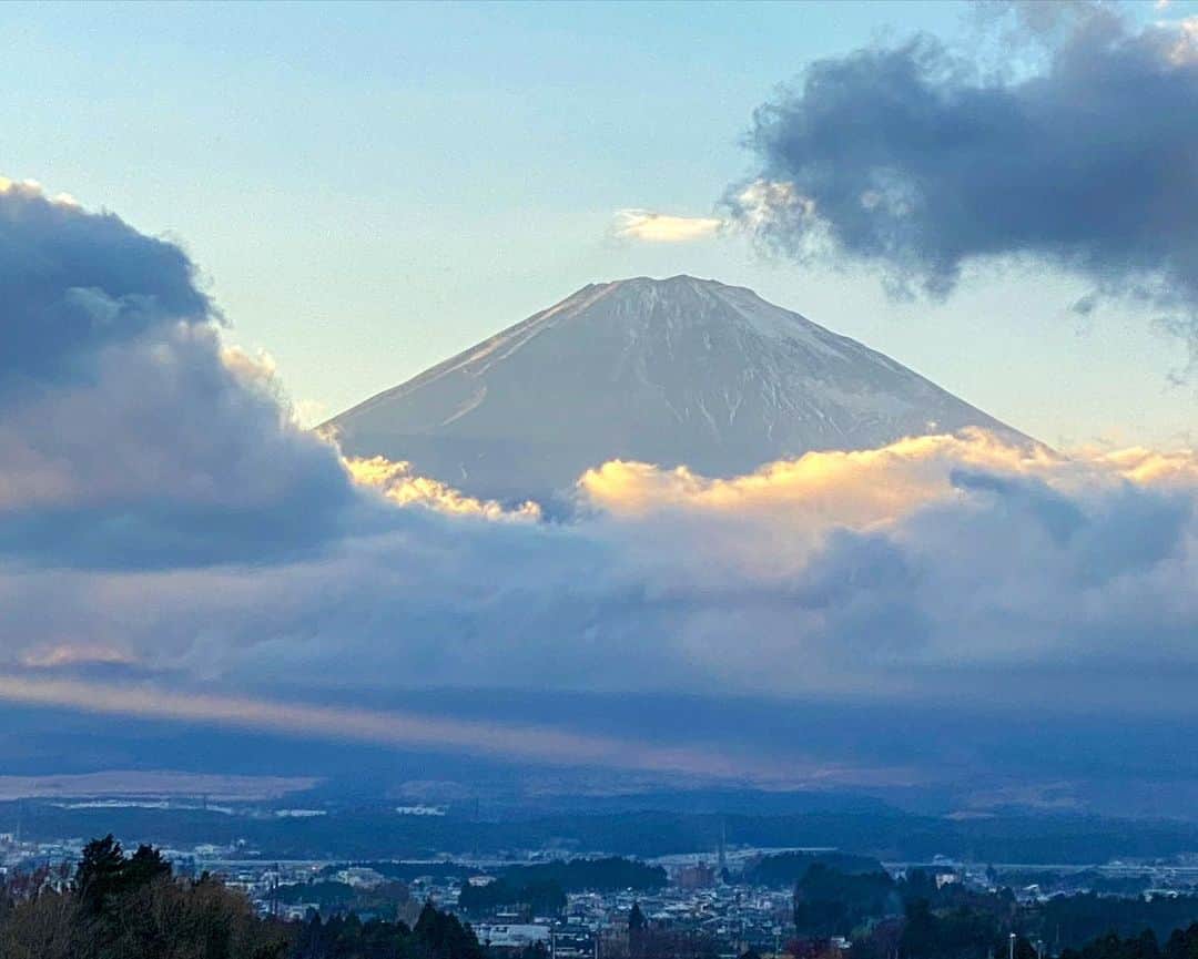SHOCK EYEさんのインスタグラム写真 - (SHOCK EYEInstagram)「雲間から顔を出した素敵な富士山が見れたよ🙏 雲に隠れてほんの数十分しか見れなかったラッキーな時間。 左から太陽の光が差し込んで綺麗だった。」12月6日 20時54分 - shockeye_official