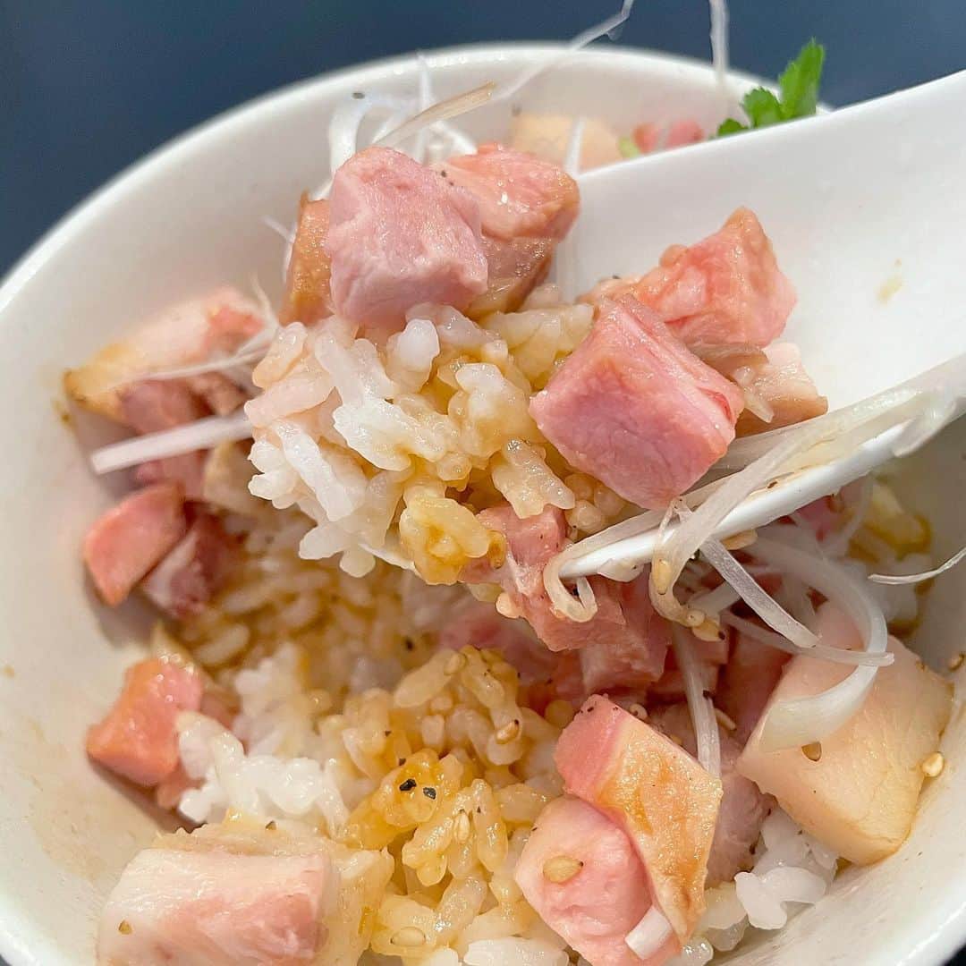 みき みーやんさんのインスタグラム写真 - (みき みーやんInstagram)「極上しょうゆそば🍜食べたことある？💕 #みーやんグルメ . 12月1日にオープンした大阪 都島『maren』まれん @maren__official 🍜 . とことん素材にこだわった3種類のラーメン🍜！ これが全部違って全部いい！！笑！ . ❤しょうゆそば❤ 醤油ダレとほんのり魚介の風味が鼻から抜けて これぞ極上の醤油そばって感じ🤤💕 ❤魚介白湯そば❤ 魚介系好きな方は絶対頼んで欲しい。 めちゃくちゃ魚介が濃厚なのに後味スッキリ🥺💕 ❤まぜそば❤ 個人的に一番好き。笑 これは魚介類が入ってなくて 醤油の旨味と卵のまろやかさ、麺の風味がもう絶妙。 . サイドメニューは レアチャーシュー丼と肉汁水餃子を…💕 レアってついてるだけあって 柔らかくてジューシーでたまらん。笑 . もちもちで少し厚めの皮の水餃子も 一口噛むと肉汁が溢れ出してうまーい！😍💕 . . はぁ❤本当に美味しかった。 あのまぜそば中毒性あるなぁ…クセになる感じ🥺❤ 絶対また行く。絶対に行く。笑 . . ﻿#maren#ramen#ラーメン#大阪ラーメン﻿ #フードスタグラム#らーめん#大阪ランチ #japanesefood#都島グルメ#谷町線グルメ#谷町線#osakafood #osakajapan#ラーメン女子#グルメ女子#麺スタグラム#大阪グルメ#ラーメン大好き#ラーメン巡り#インスタグルメアワード2020#dokoiku#ラーメン部 ﻿ #ラーメン女子#麺スタグラマー﻿#ラーメン食べ歩き#グルメスタグラム#食テロ#まぜそば#retrip_osaka」12月6日 20時55分 - mi_yan0101